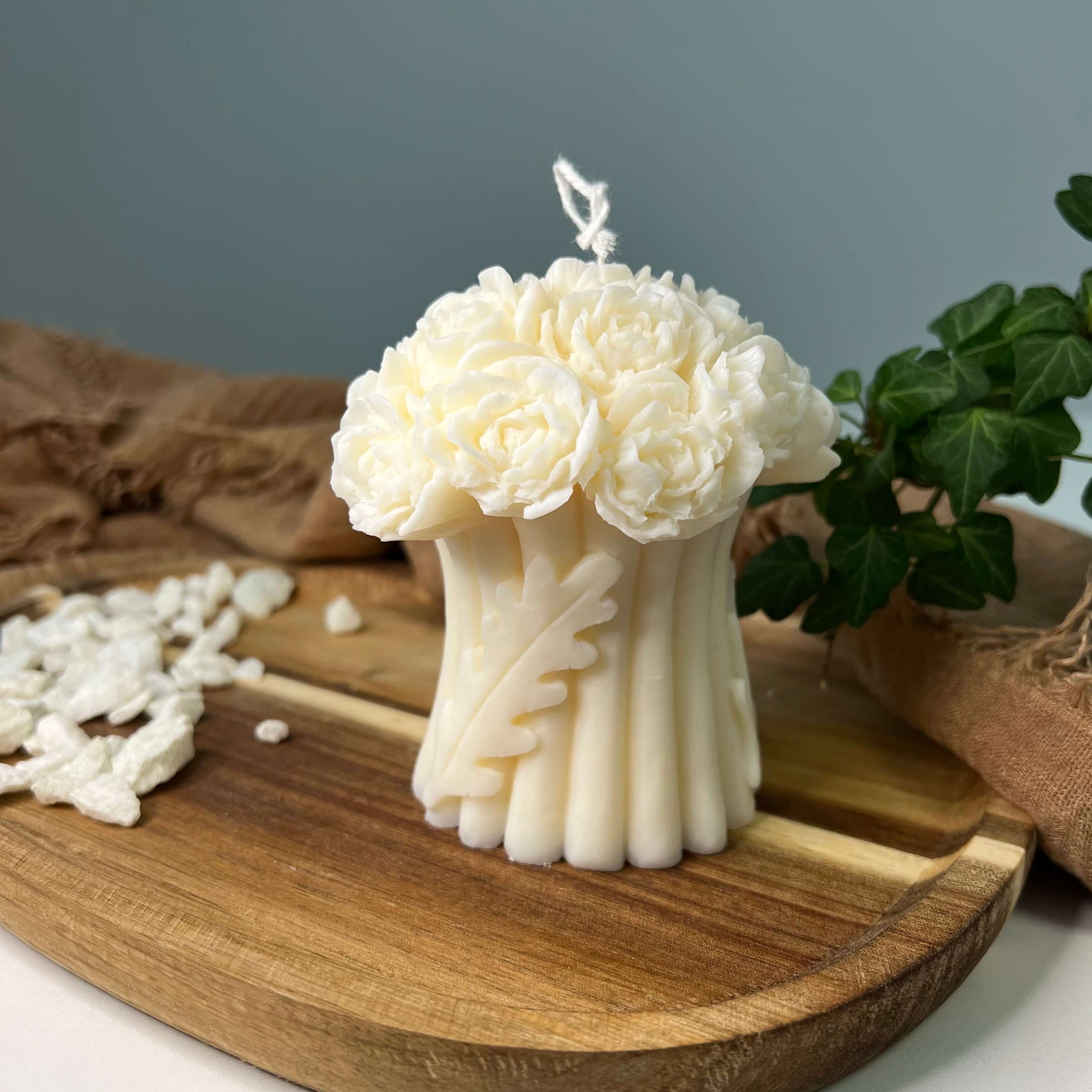 Die flower cascade glow Kerze ist ideal als Geschenk geeignet. Man kann sie als Weihnachtskerze, Osterkerze und als Hochzeitskerze verwenden. Mache deinen Freunden und Familie eine Freude!