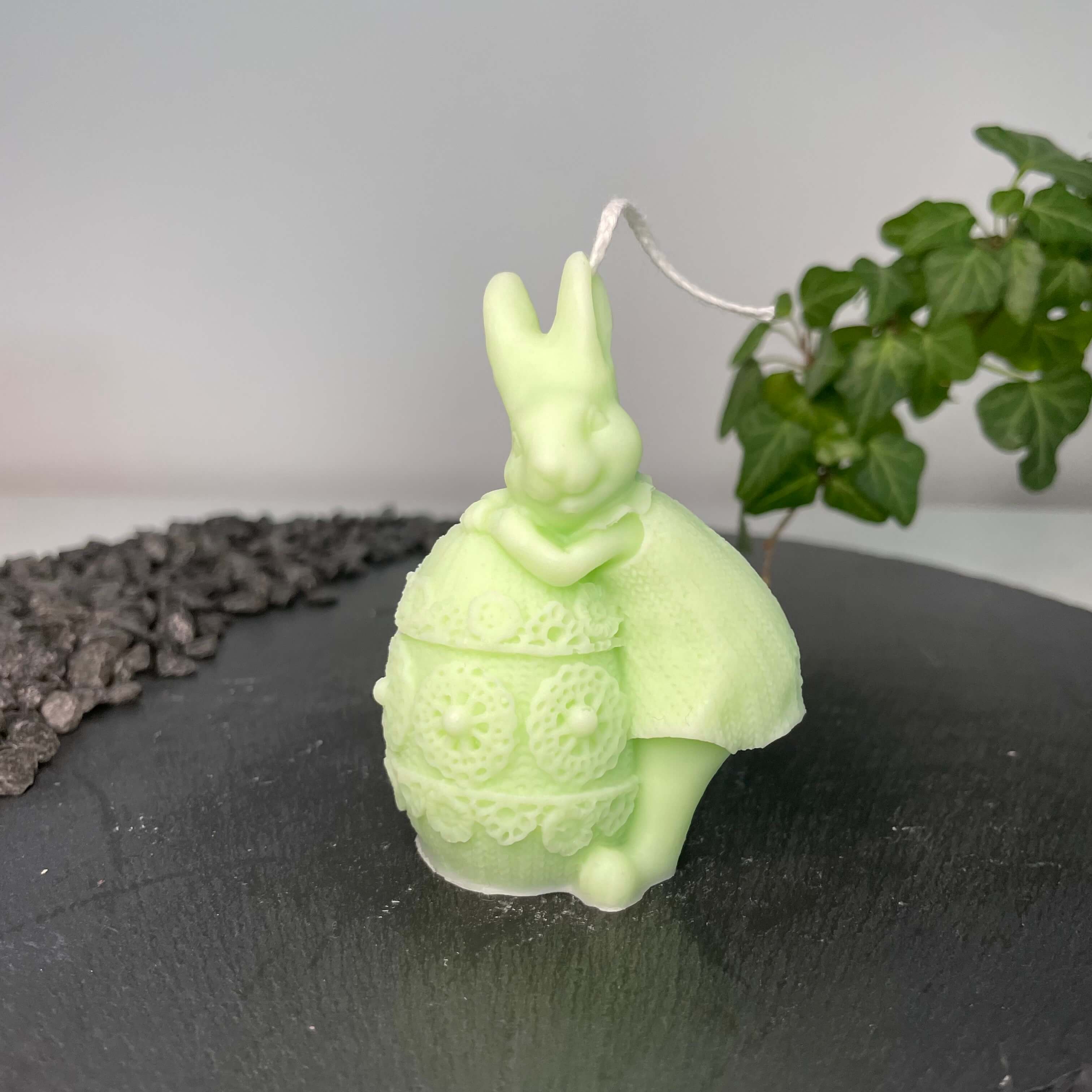 Auf diesem Bild sieht man unsere Fluffy Bunny Nest Egg Kerze. Sie ist nachhaltig, vegan und Umweltfreundlich. Zudem ist sie handgemacht aus Bio Sojawachs. In hellgrün.