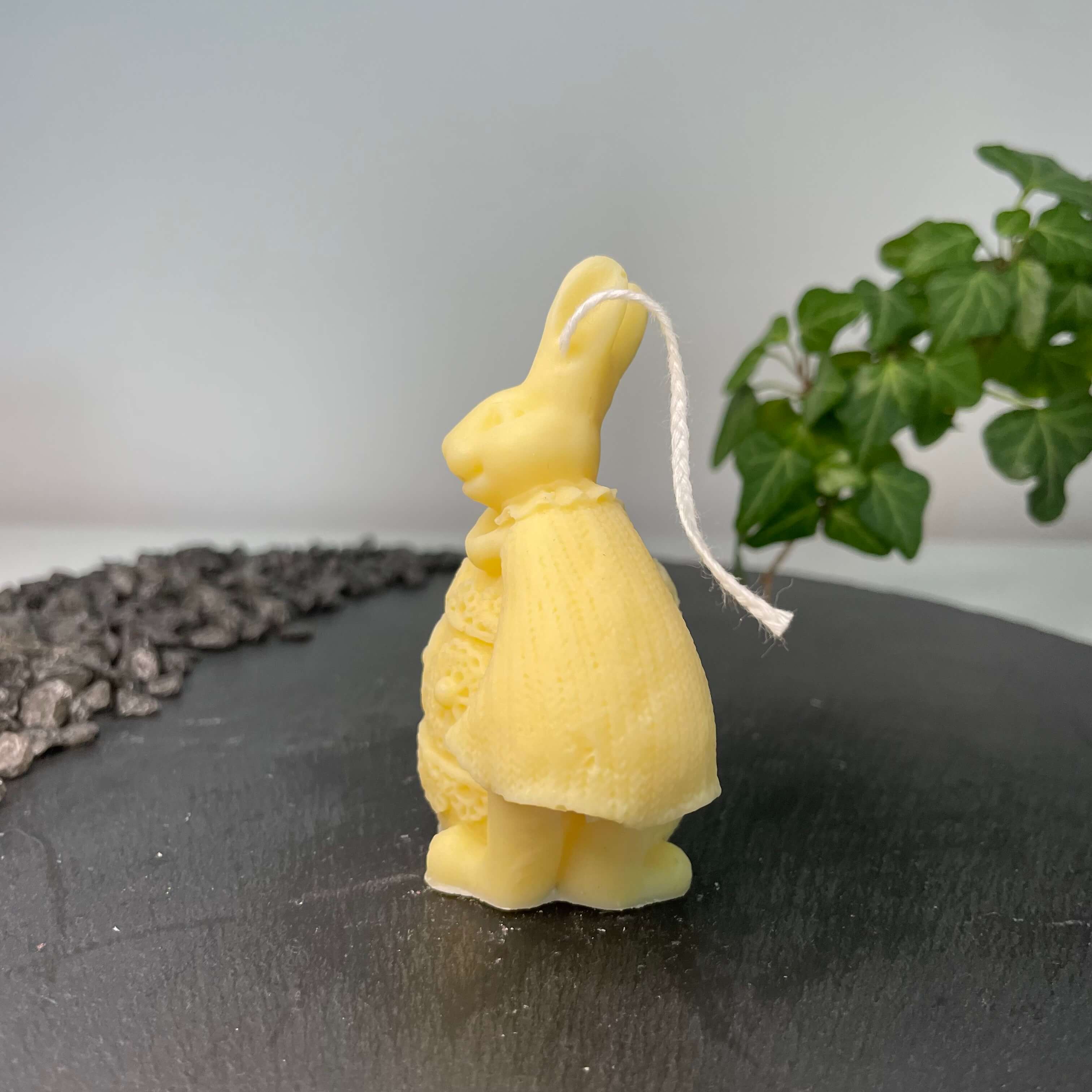 Die Fluffy Bunny Nest Egg Osterkerze ist das perfekte Ostergeschenk. Sie ist einzigartig und ein Unikat. Handgemacht aus Sojawachs. In gelb.