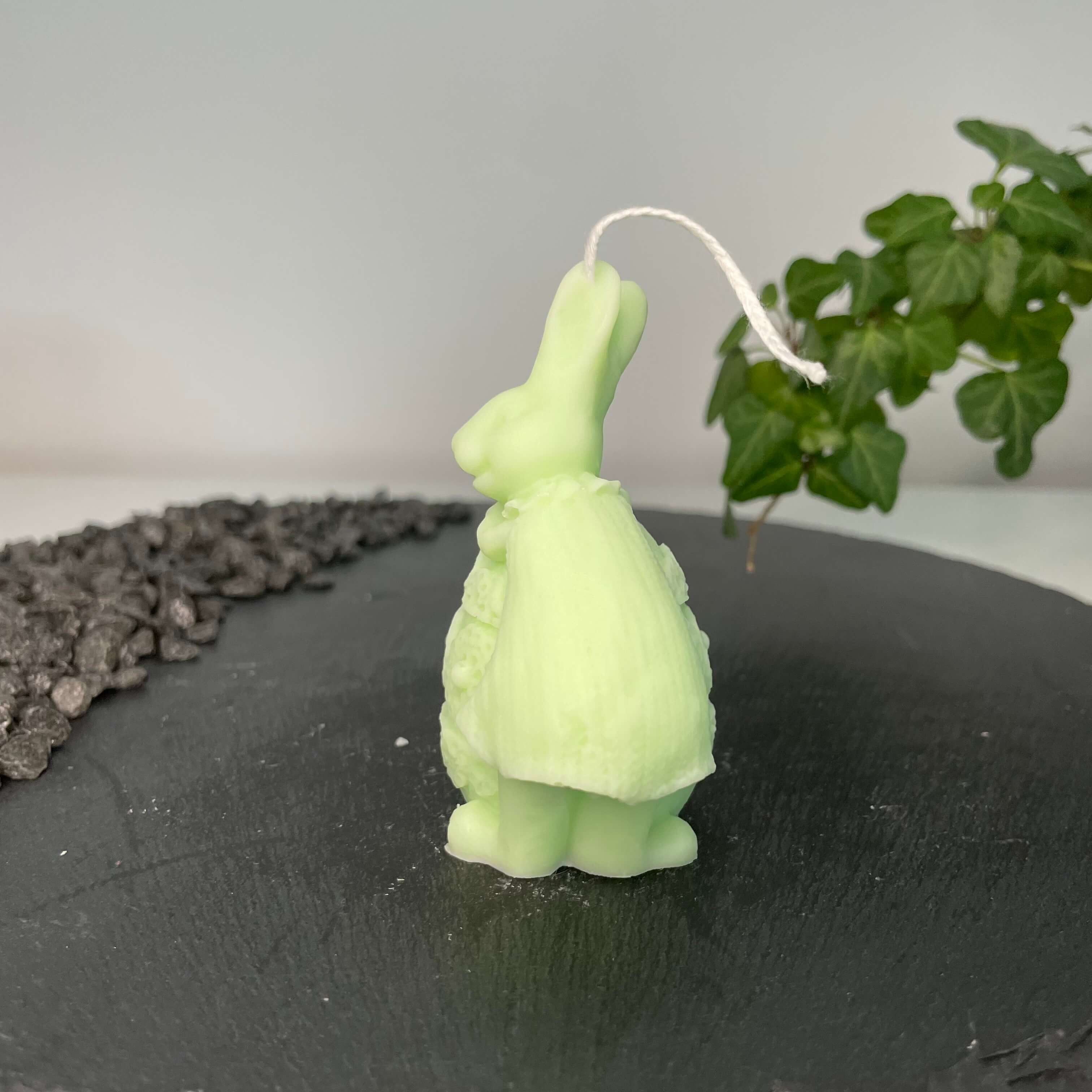 Die Fluffy Bunny Nest Egg Osterkerze ist das perfekte Ostergeschenk. Sie ist einzigartig und ein Unikat. Handgemacht aus Sojawachs. In hellgrün.