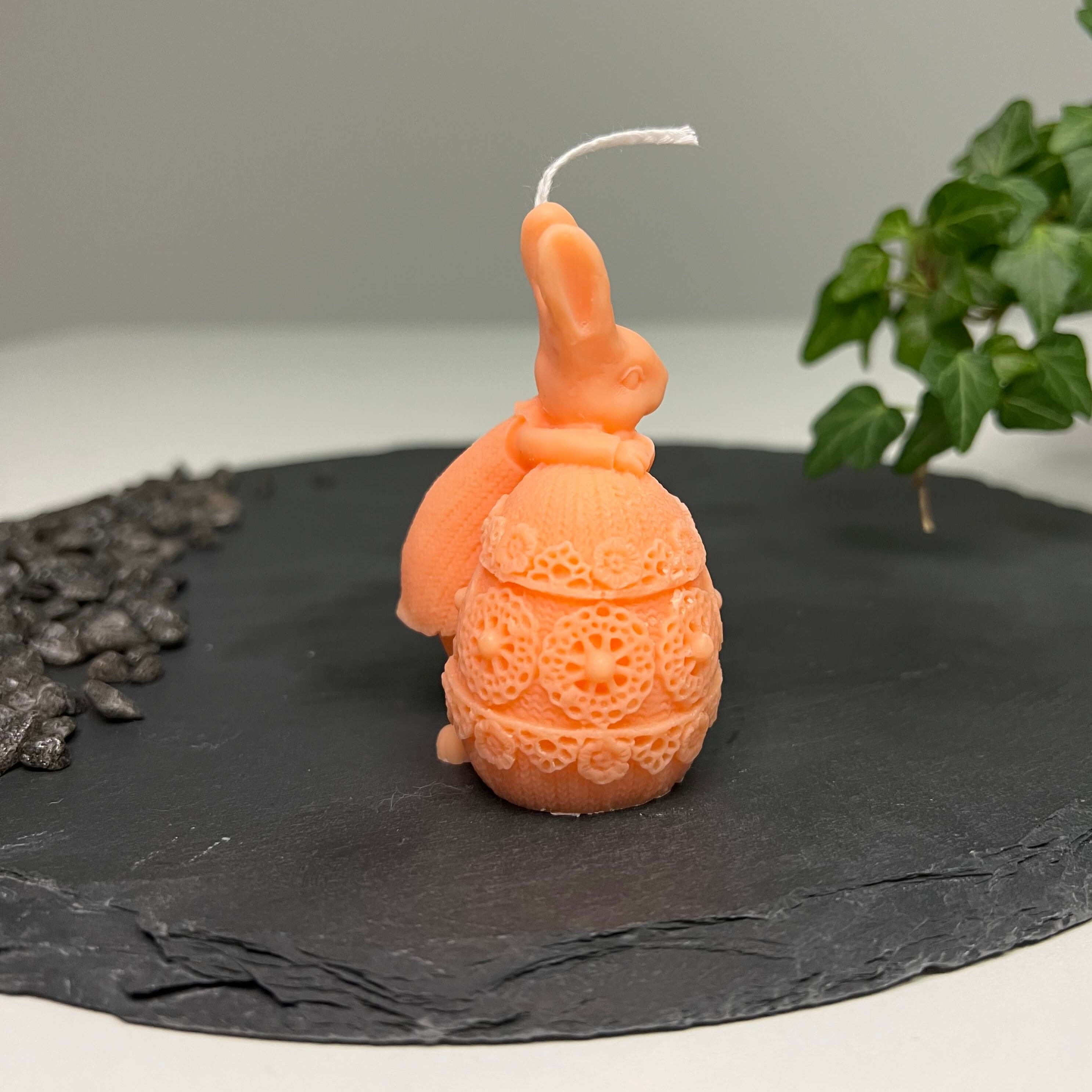 Die Fluffy Bunny Nest Egg Osterkerze ist das perfekte Ostergeschenk. Sie ist einzigartig und ein Unikat. Handgemacht aus Sojawachs. In orange.