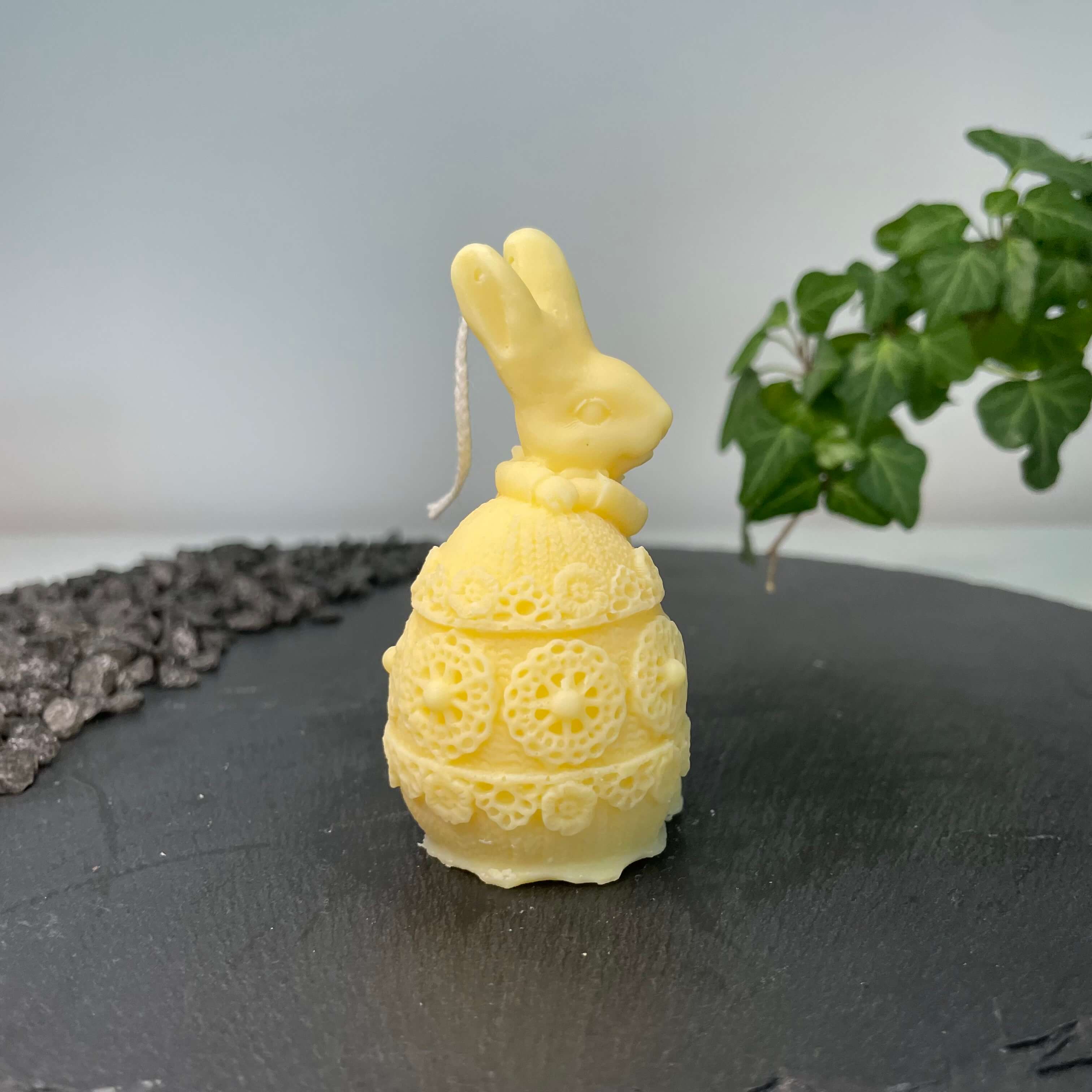 Hier sieht man unsere Fluffy Bunny Nest Egg Kerze. Mit ihrem Osterhasen und Osterei Design ist sie perfekt als Dekoration geeignet. Sie sieht elegant und ästhetisch aus. In gelb.