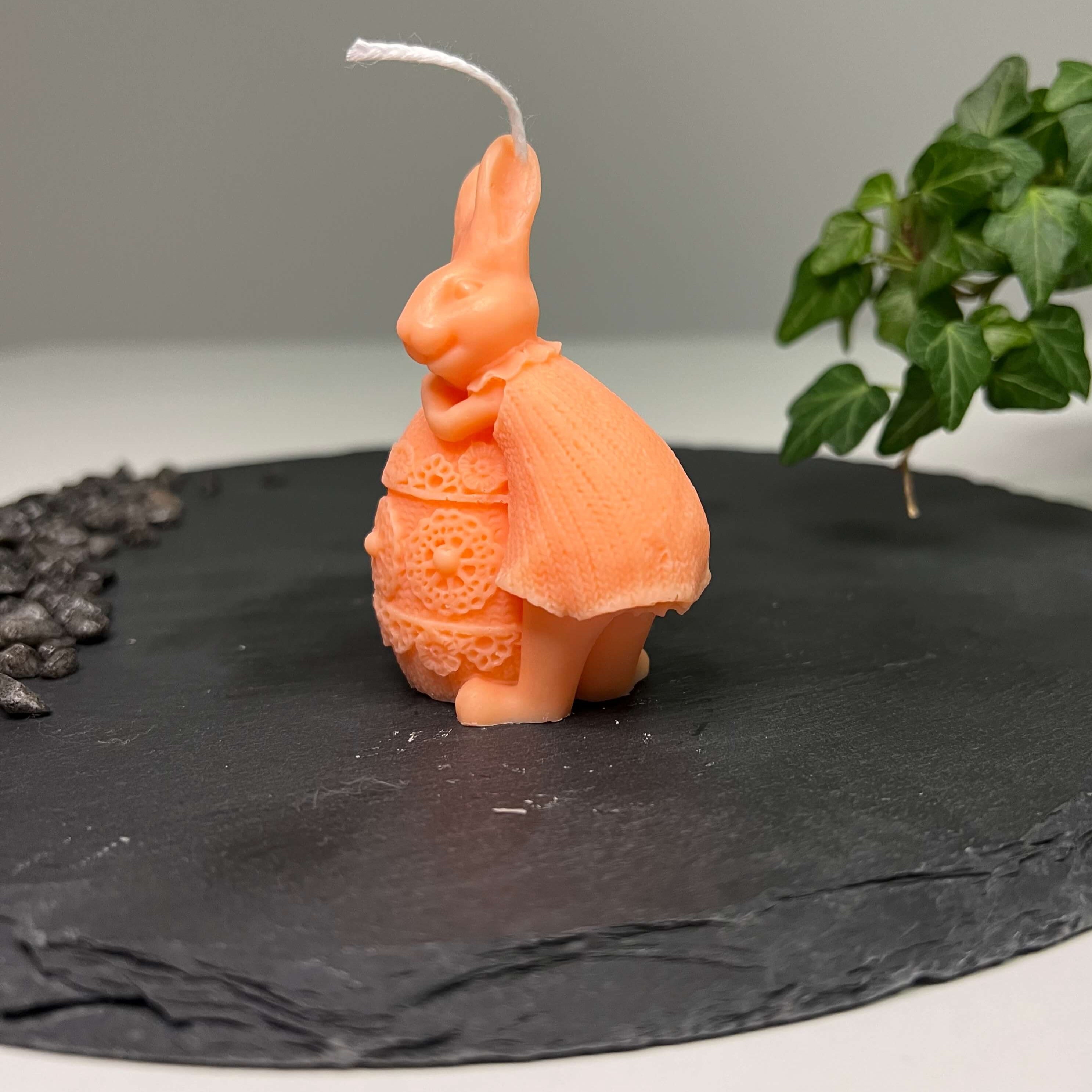 Unsere Fluffy Bunny Nest Egg Kerze. Ihr Hasen und Osterei Design machen sie zur perfekten Osterkerze. Sie ist handgefertigt aus hochwertigem Sojawachs. In orange.