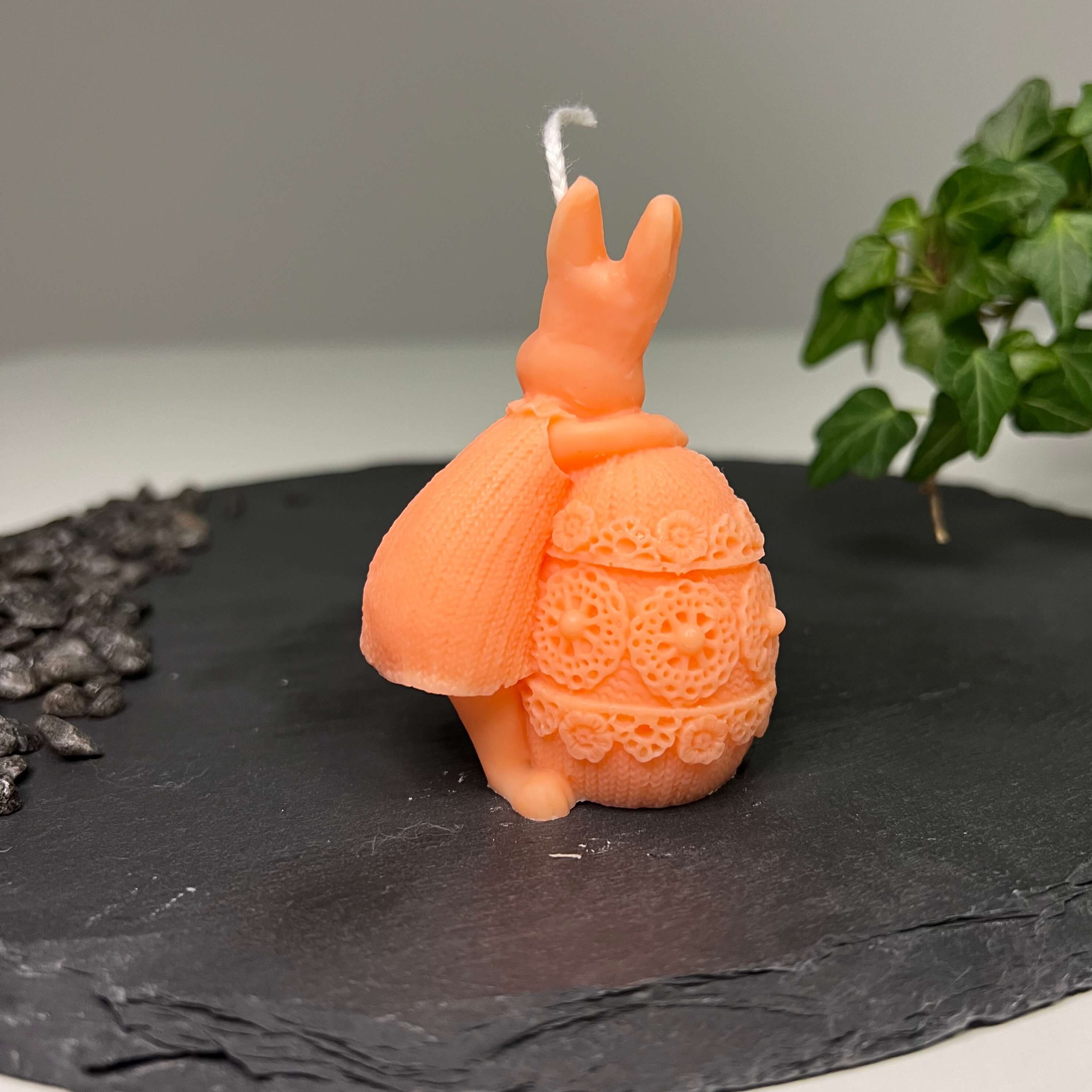 Unsere personalisierte Fluffy Bunny Nest Egg Osterkerze. In orange.