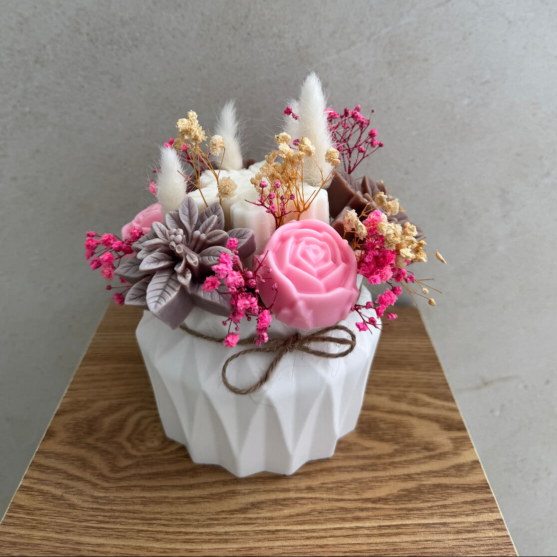 Seitliche Perspektive des Jesmonite-Pots mit Wachsblumen-Bouquet.