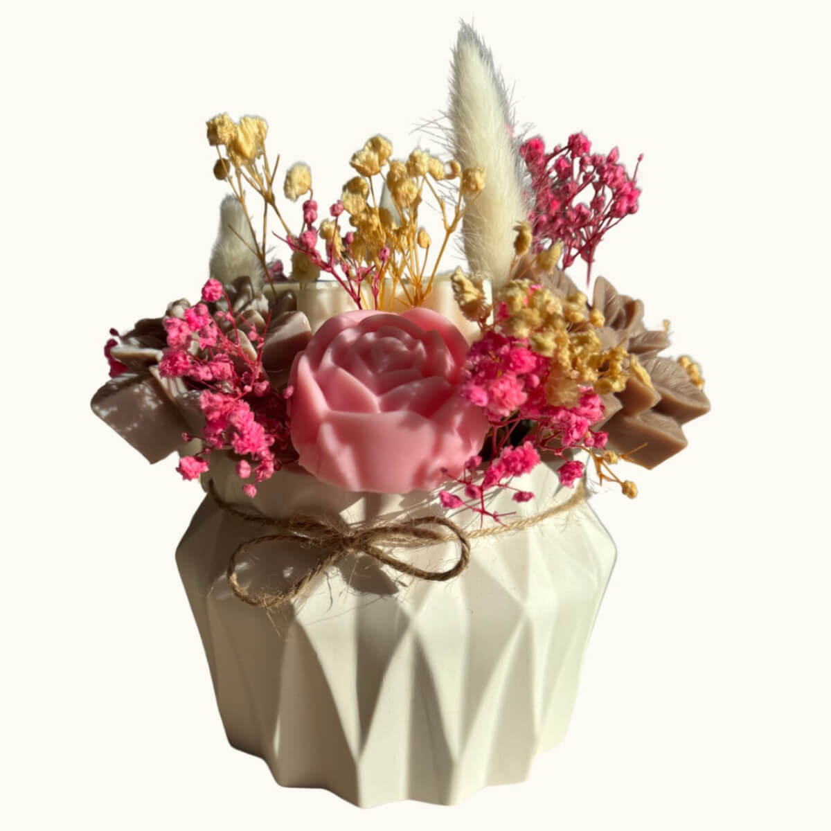 Handgegossenes Frosted Blossom Bouquet im weißen Jesmonite-Behälter, frontal fotografiert.