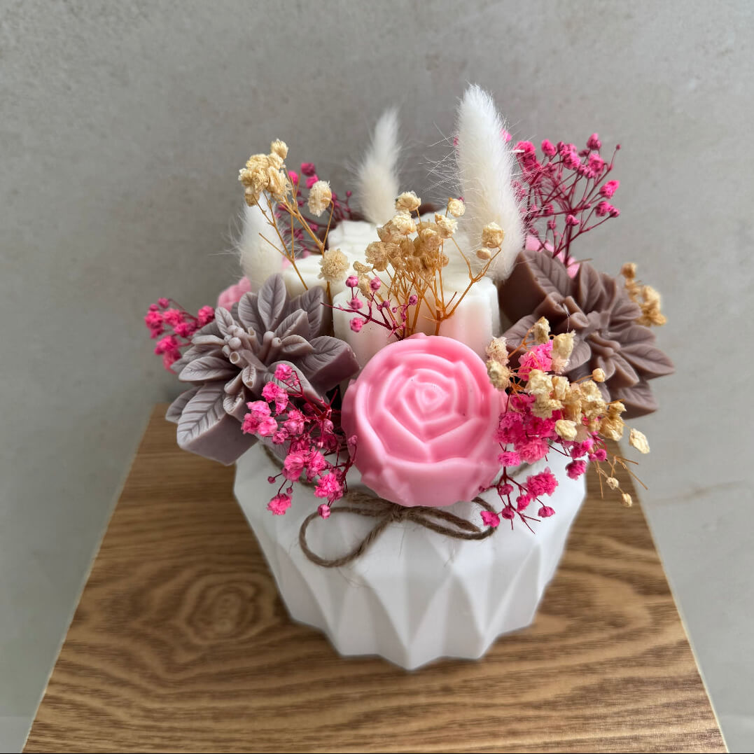 Nahaufnahme der pinken Wachsrose im Frosted Blossom Bouquet.