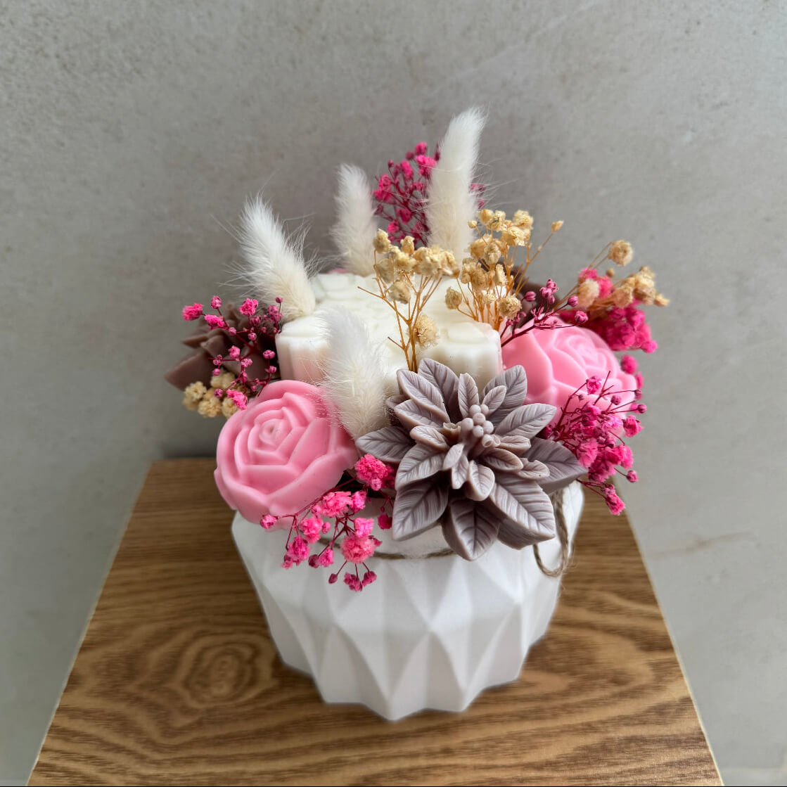 Ästhetisches Foto des Frosted Blossom Bouquets als dekoratives Wohnaccessoire.