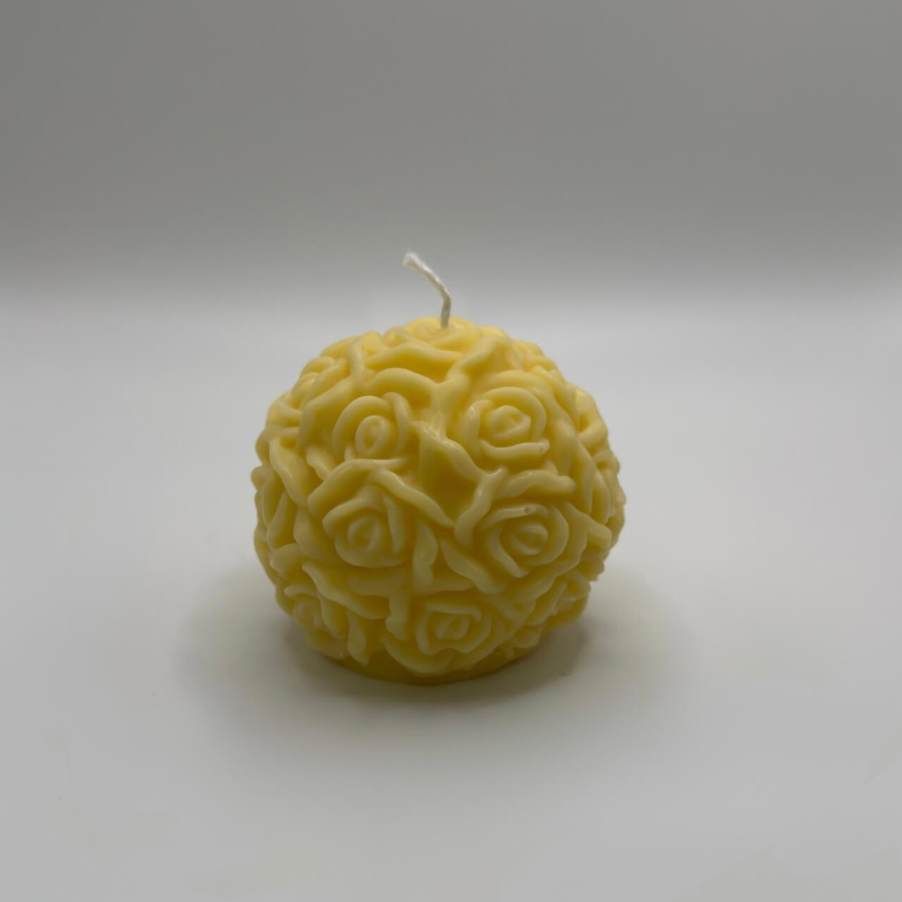 Die „Rose Radiance“-Kerze in Gelb aus nachhaltigem Sojawachs vereint stilvolles Rosenmuster mit warmem Licht und ist perfekt für eine beruhigende Atmosphäre.