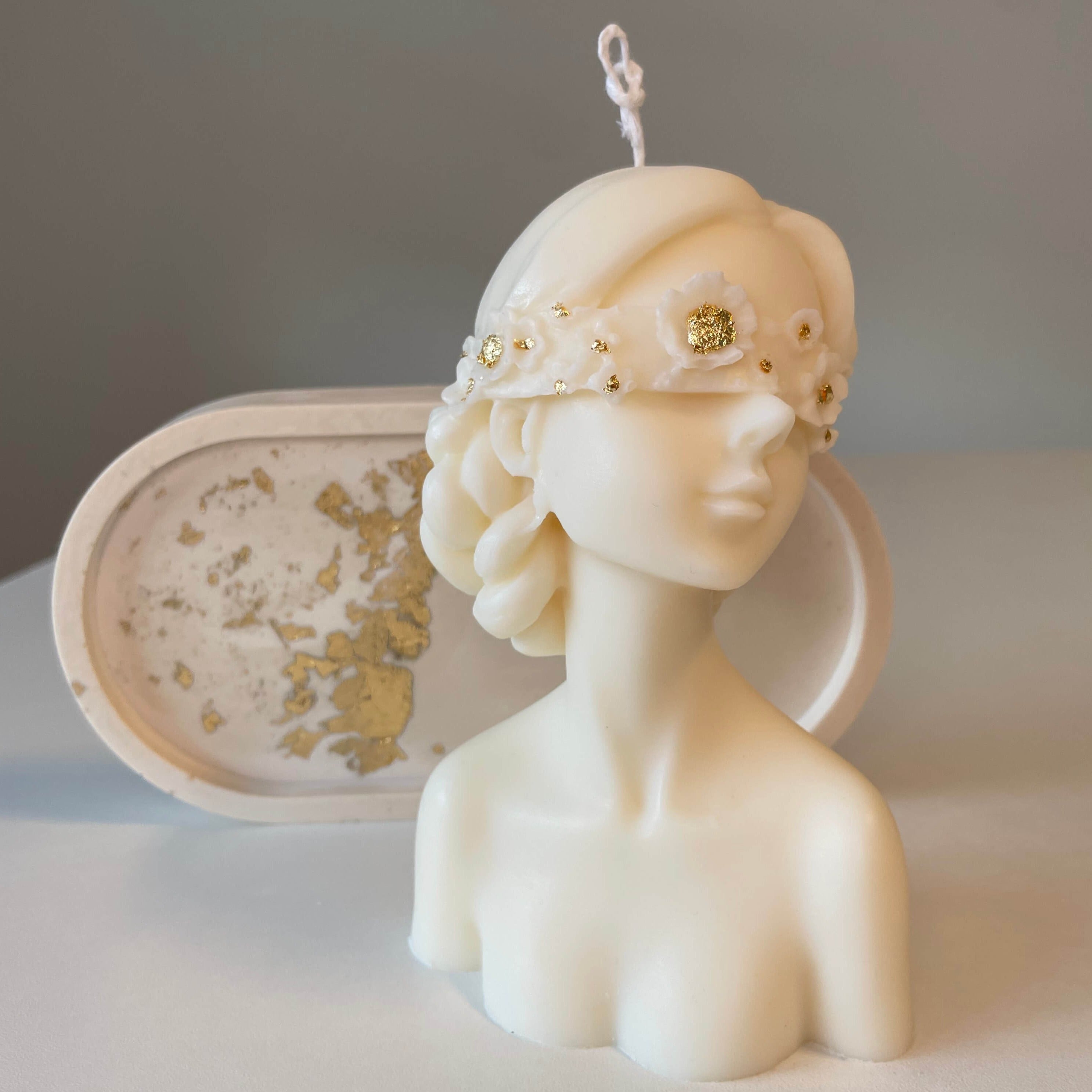 Glamourous Lady Geschenke-Set. Diese Duftkerze ist in verschiedenen Düften erhältlich. Die Düfte haben einen angenehmen und beruhigenden Geruch. Perfekt für entspannte und Gemütliche Abende.