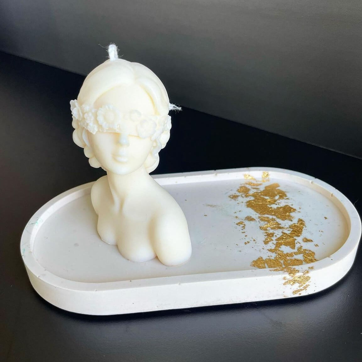 Auf diesem Bild sieht man die Glamourous Lady Geschenke-Set. Diese ist handgemacht aus Bio Sojawachs und Jesmonite. In Klein.