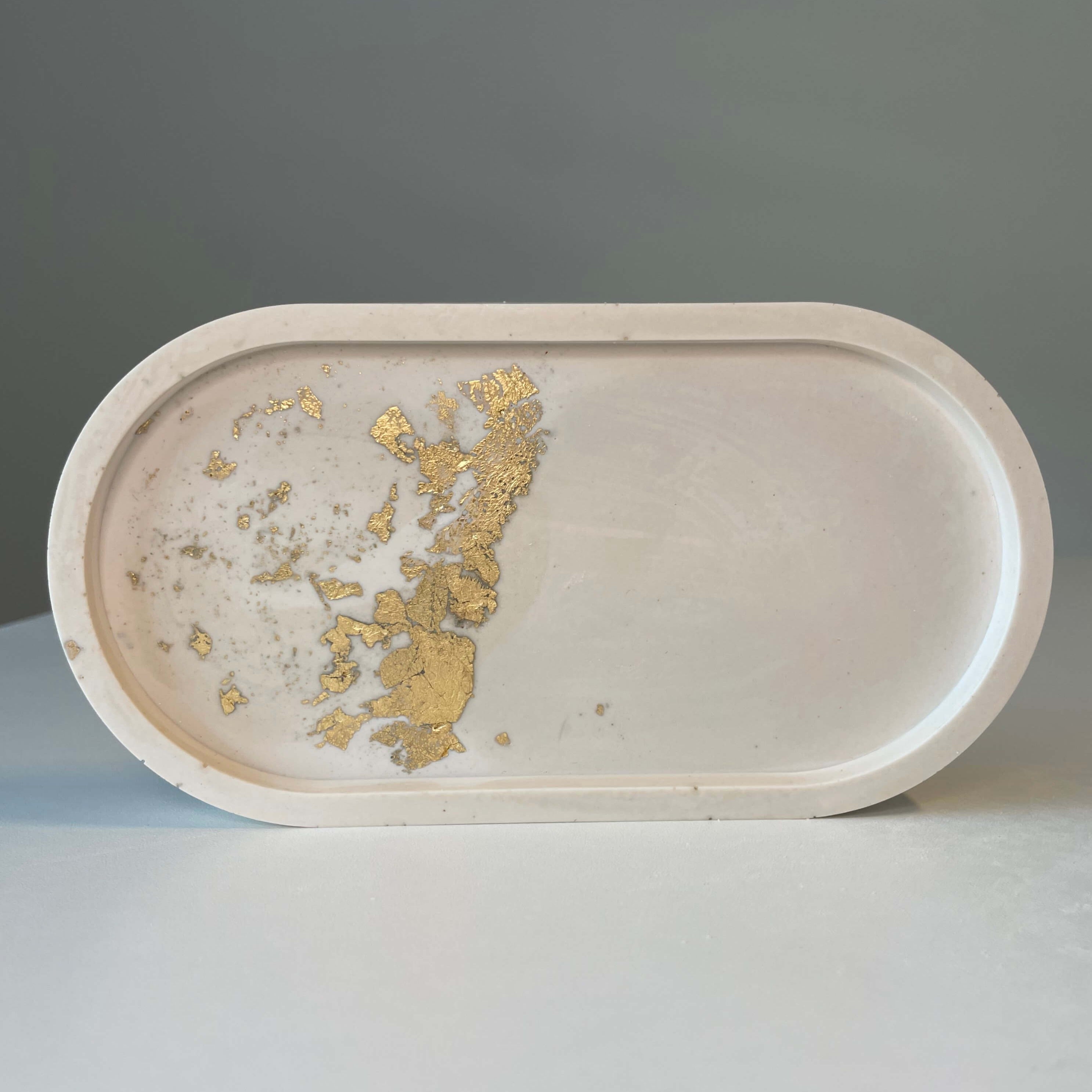 Das Glamourous Lady Geschenke-Set enthält eine Kerze aus Sojawachs und ein Jesmonite Untersetzer.