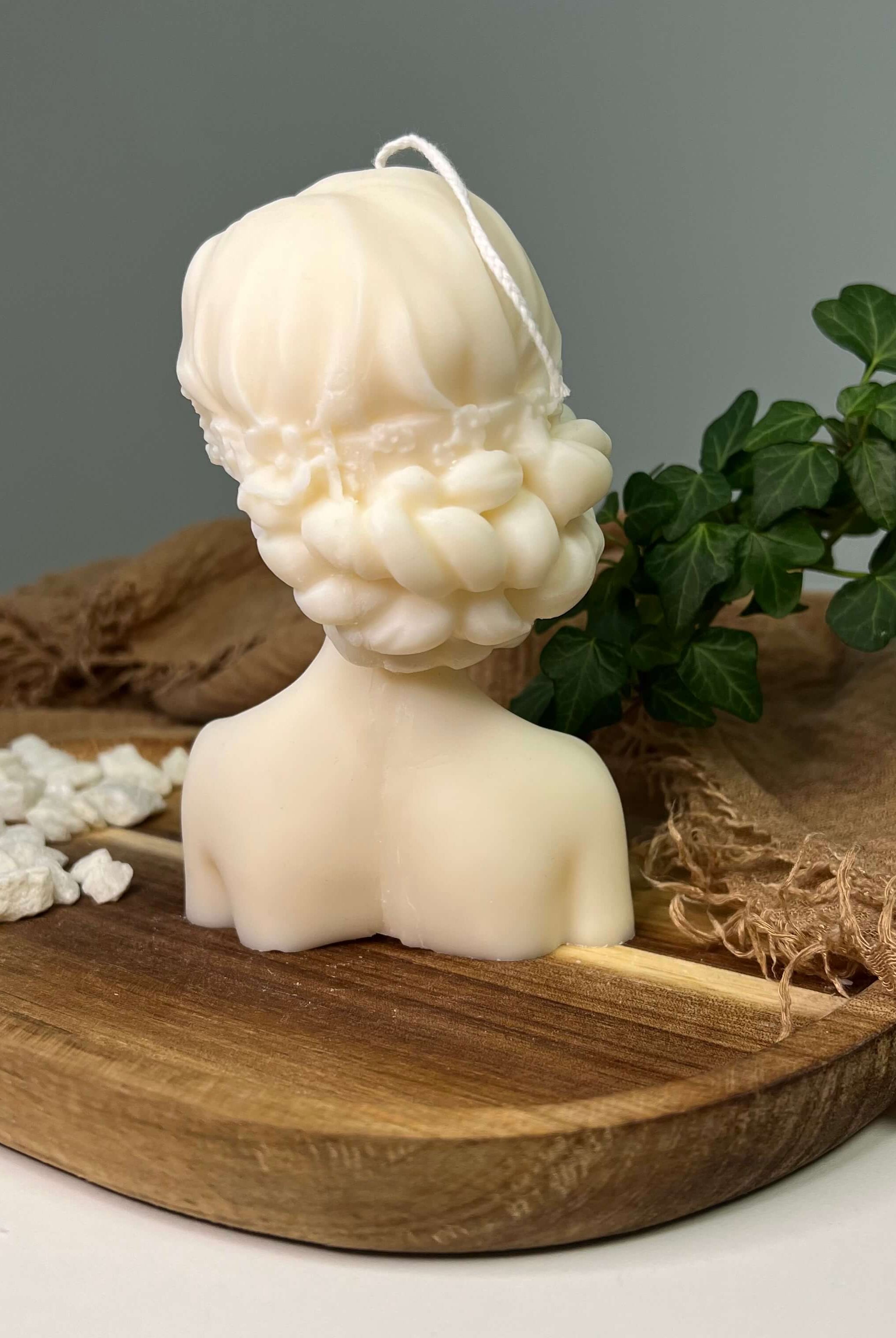 Dargestellt ist hier die Glamourous Lady Kerze in Groß. Mit ihrem Frau-Design ist sie perfekt als Geburtstagsgeschenk, Weihnachtsgeschenk, Ostergeschenk oder Hochzeitsgeschenk geeignet. Diese Duftkerze strahlt puren Luxus aus.