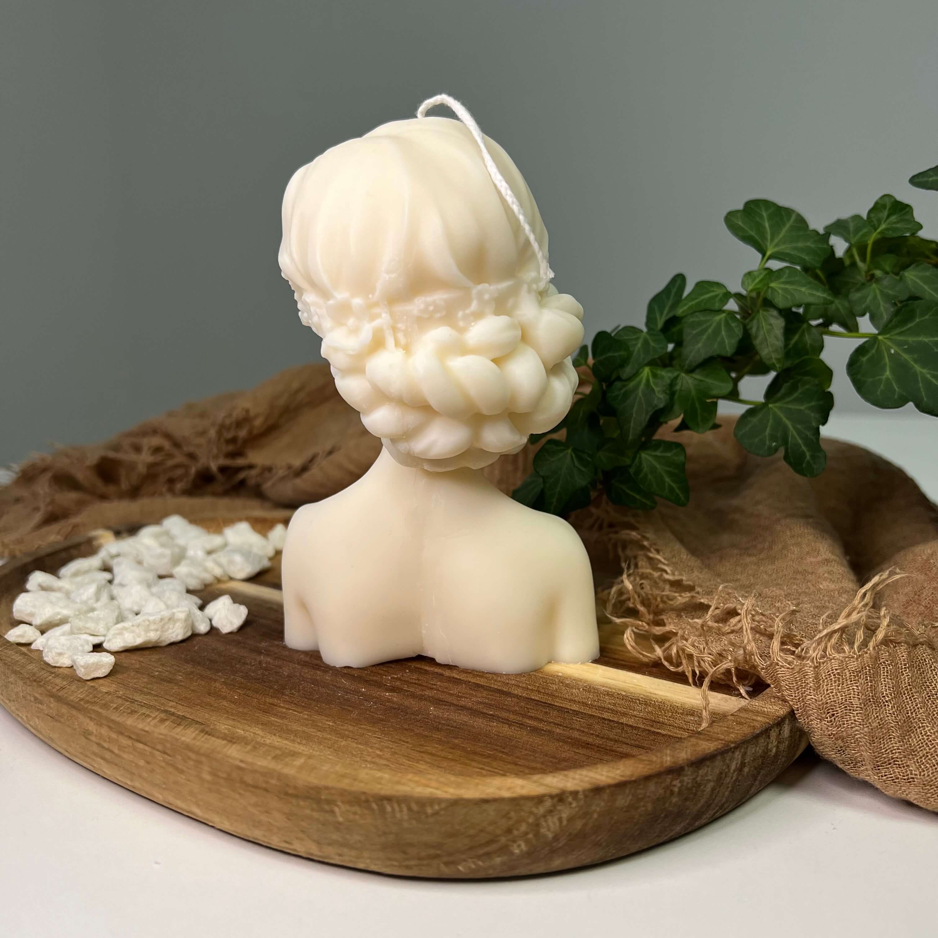 Dargestellt ist hier die Glamourous Lady Kerze in Groß. Mit ihrem Frau-Design ist sie perfekt als Geburtstagsgeschenk, Weihnachtsgeschenk, Ostergeschenk oder Hochzeitsgeschenk geeignet. Diese Duftkerze strahlt puren Luxus aus.