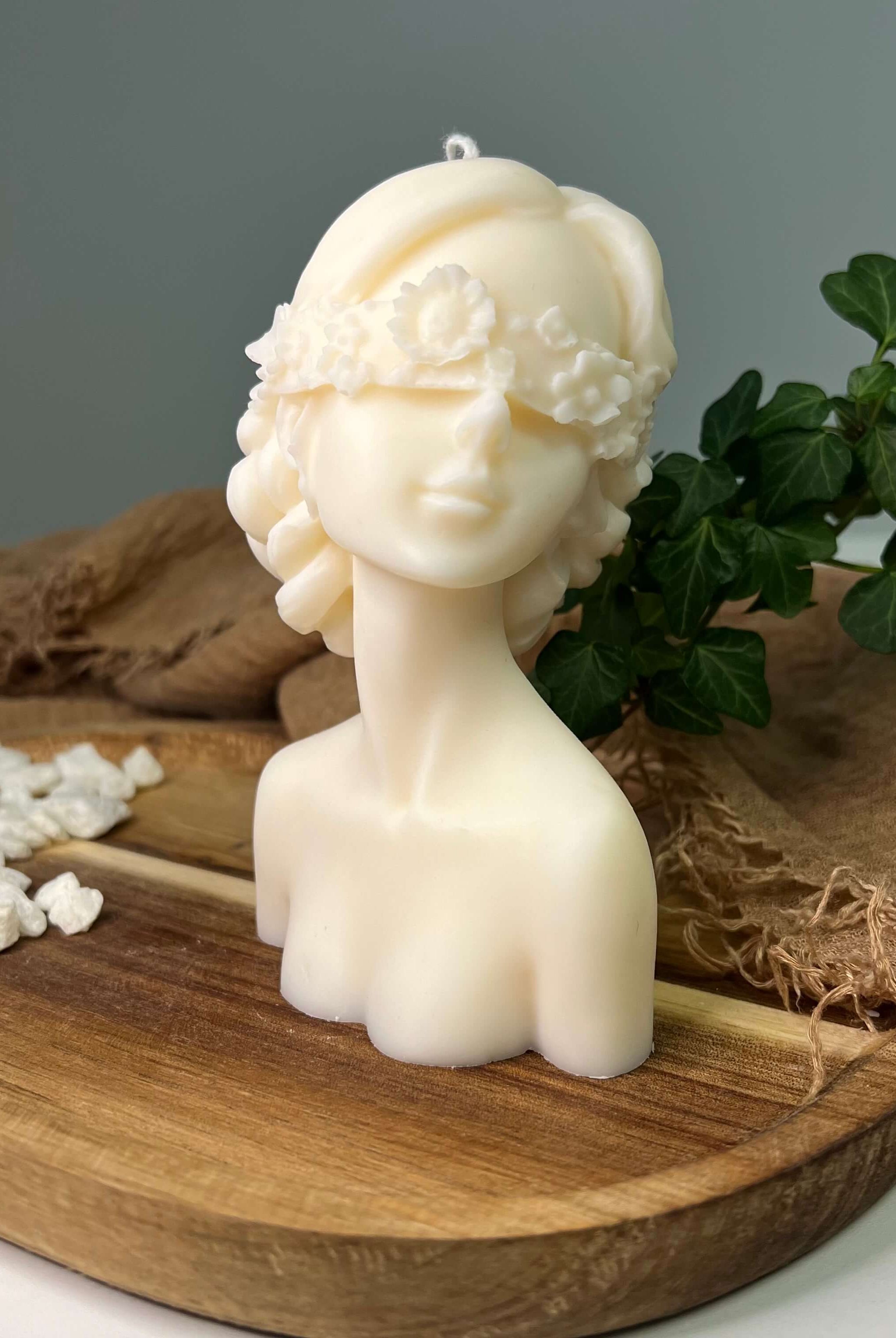 Unsere Glamourous Lady Kerze in Groß. Diese Damen Kerze ist einzigartig und Stilvoll. Sie ist eine Designerkerze aus Sojawachs. Ein wahres Unikat.