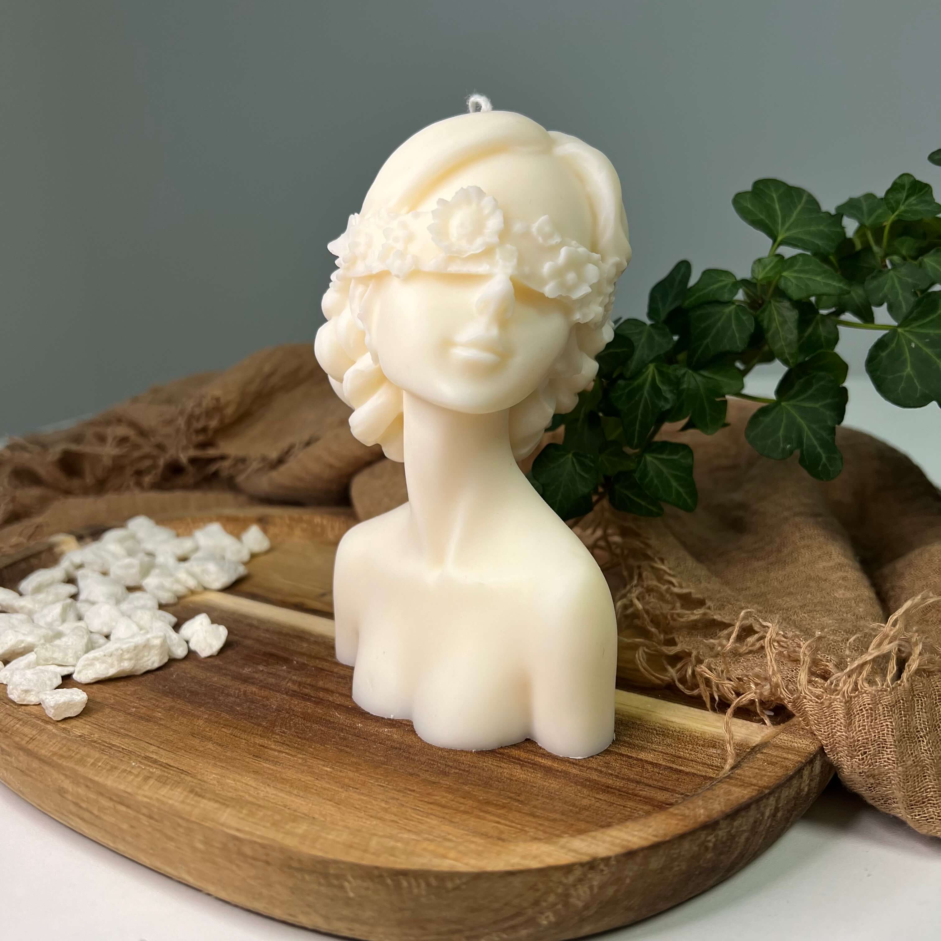 Unsere Glamourous Lady Kerze in Groß. Diese Damen Kerze ist einzigartig und Stilvoll. Sie ist eine Designerkerze aus Sojawachs. Ein wahres Unikat.