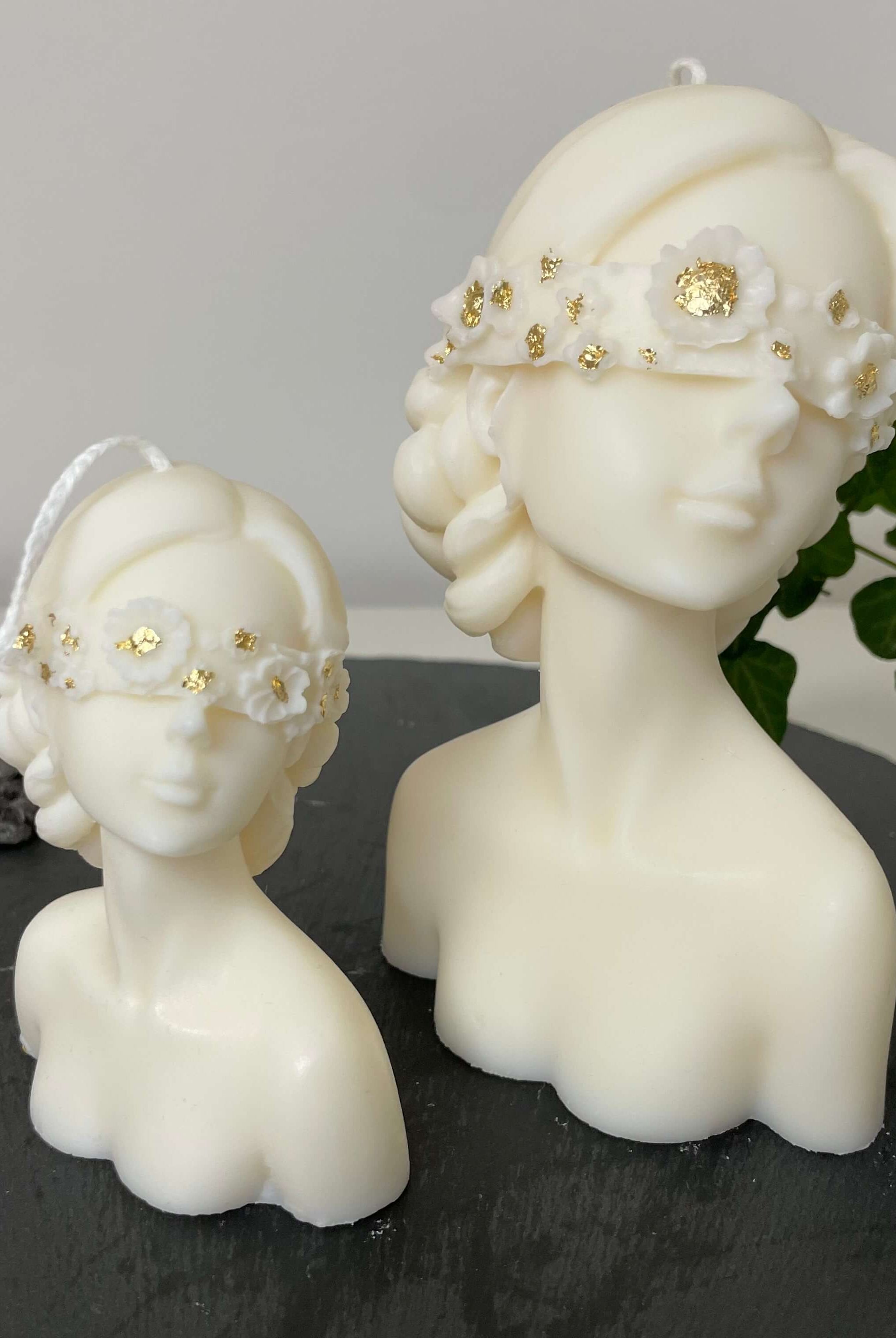 Auf diesem Bild sieht man unsere Glamourous Lady Kerze in Groß. Sie ist handgemacht aus Bio Sojawachs. Zudem ist sie nachhaltig, vegan und umweltfreundlich. In der Farbe weiß-gold.