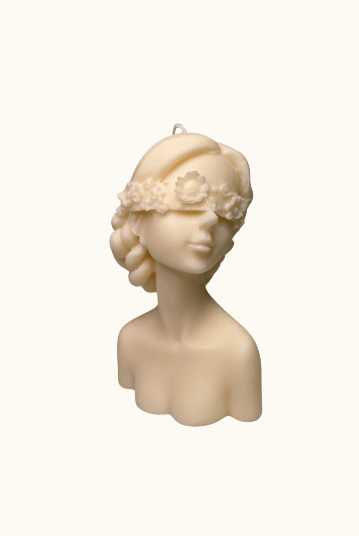 Auf diesem Bild sieht man unsere Glamourous Lady Kerze in Groß. Sie ist handgemacht aus Bio Sojawachs. Zudem ist sie nachhaltig, vegan und umweltfreundlich.