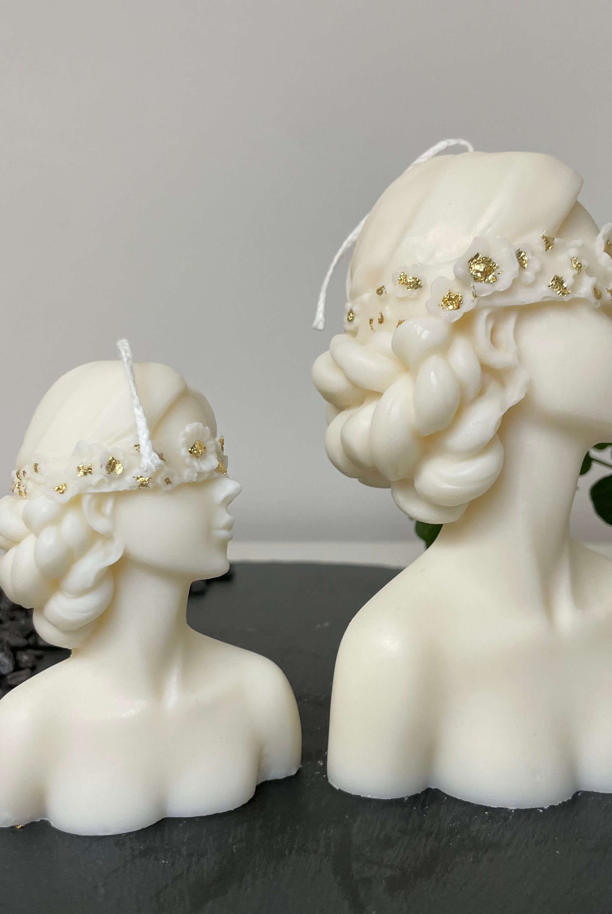 Hier sieht man unsere Glamourous Lady in Groß. Diese Frau Kerze ist perfekt als Dekoration geeignet mit ihrem eleganten und ästhetischen aussehen. Handgefertigt aus hochwertigem Sojawachs. Farbe weiß-gold.