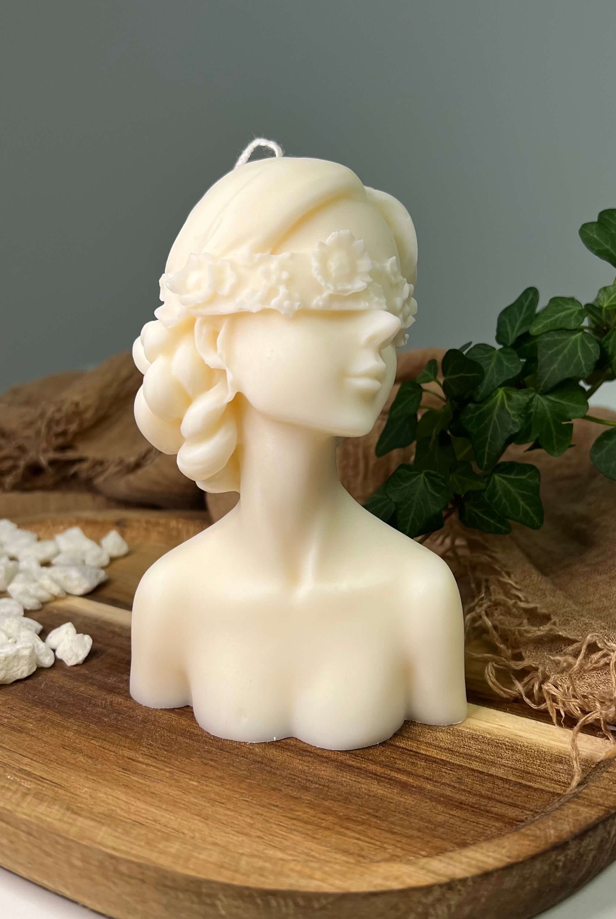 Hier sieht man unsere Glamourous Lady in Groß. Diese Frau Kerze ist perfekt als Dekoration geeignet mit ihrem eleganten und ästhetischen aussehen. Handgefertigt aus hochwertigem Sojawachs.