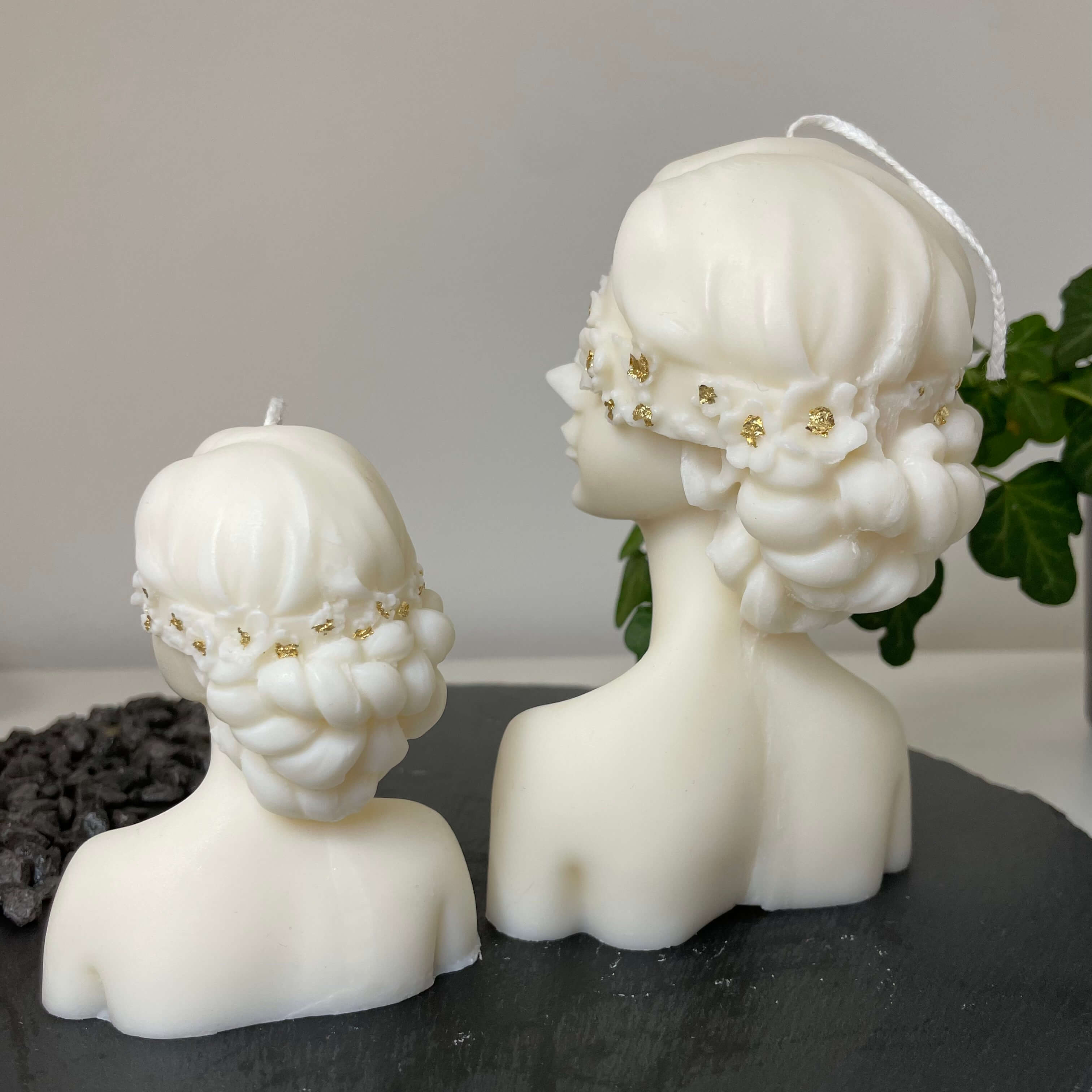 Unsere Glamourous Lady Kerze in Groß. Diese Damen Kerze ist einzigartig und Stilvoll. Sie ist eine Designerkerze aus Sojawachs. Ein wahres Unikat. In weiß-gold.