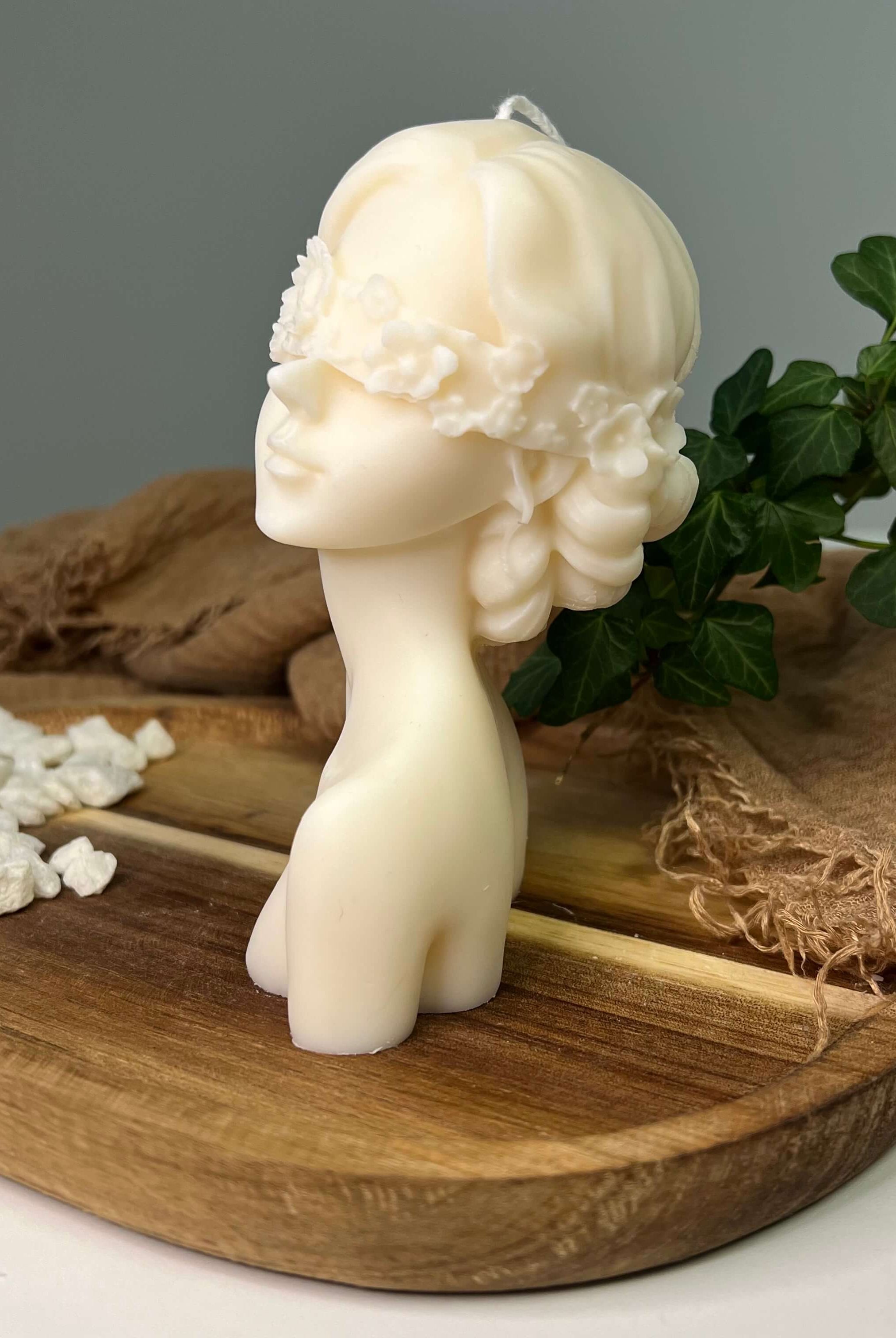 Die Glamourous Lady Kerze in Groß ist in verschiedenen Düften erhältlich. Die Düfte haben einen angenehmen und beruhigenden Geruch. Perfekt für entspannte und gemütliche Tage.