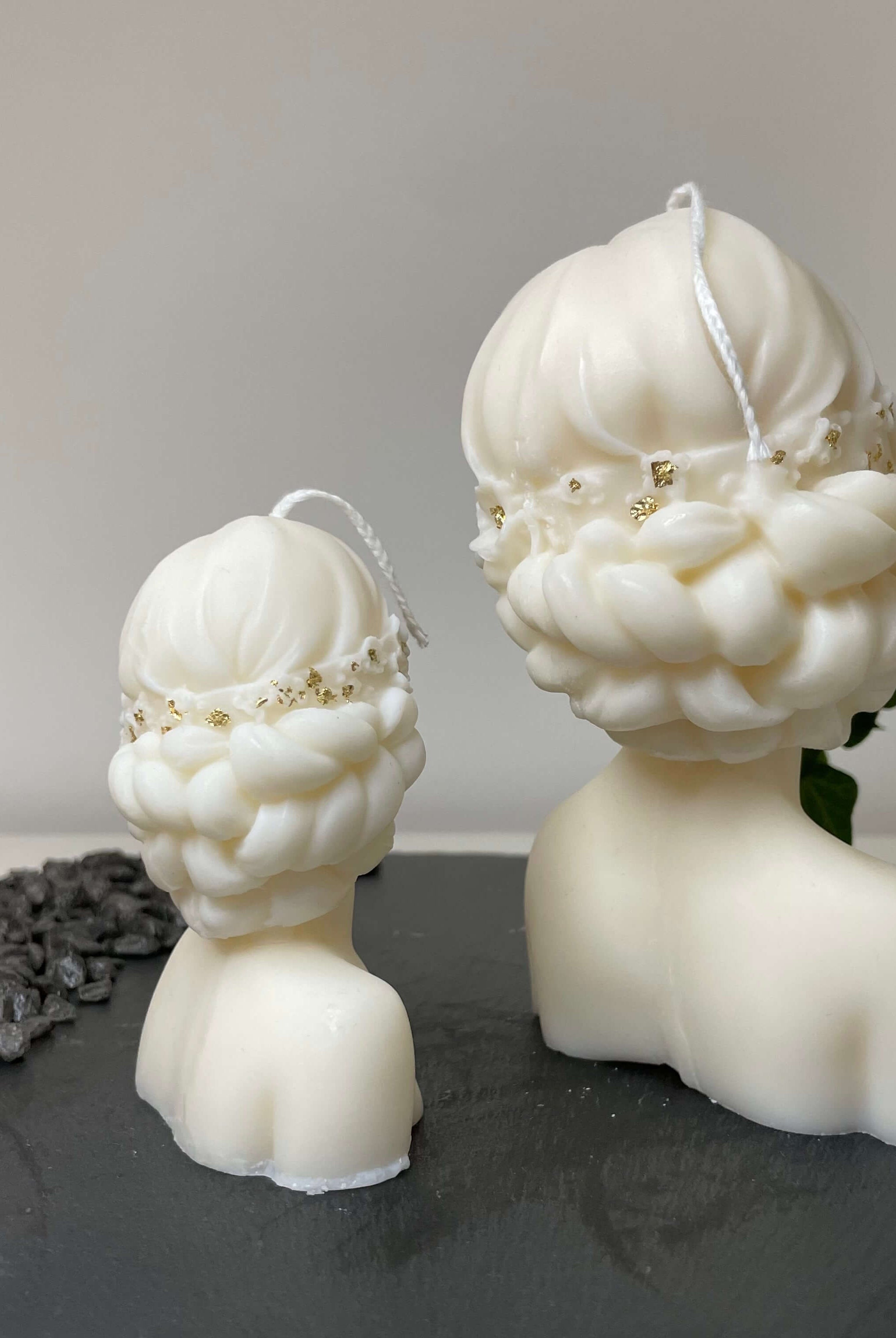 Dargestellt ist hier die Glamourous Lady Kerze in Groß. Mit ihrem Frau-Design ist sie perfekt als Geburtstagsgeschenk, Weihnachtsgeschenk, Ostergeschenk oder Hochzeitsgeschenk geeignet. Diese Duftkerze strahlt puren Luxus aus. In der Farbe weiß-gold.