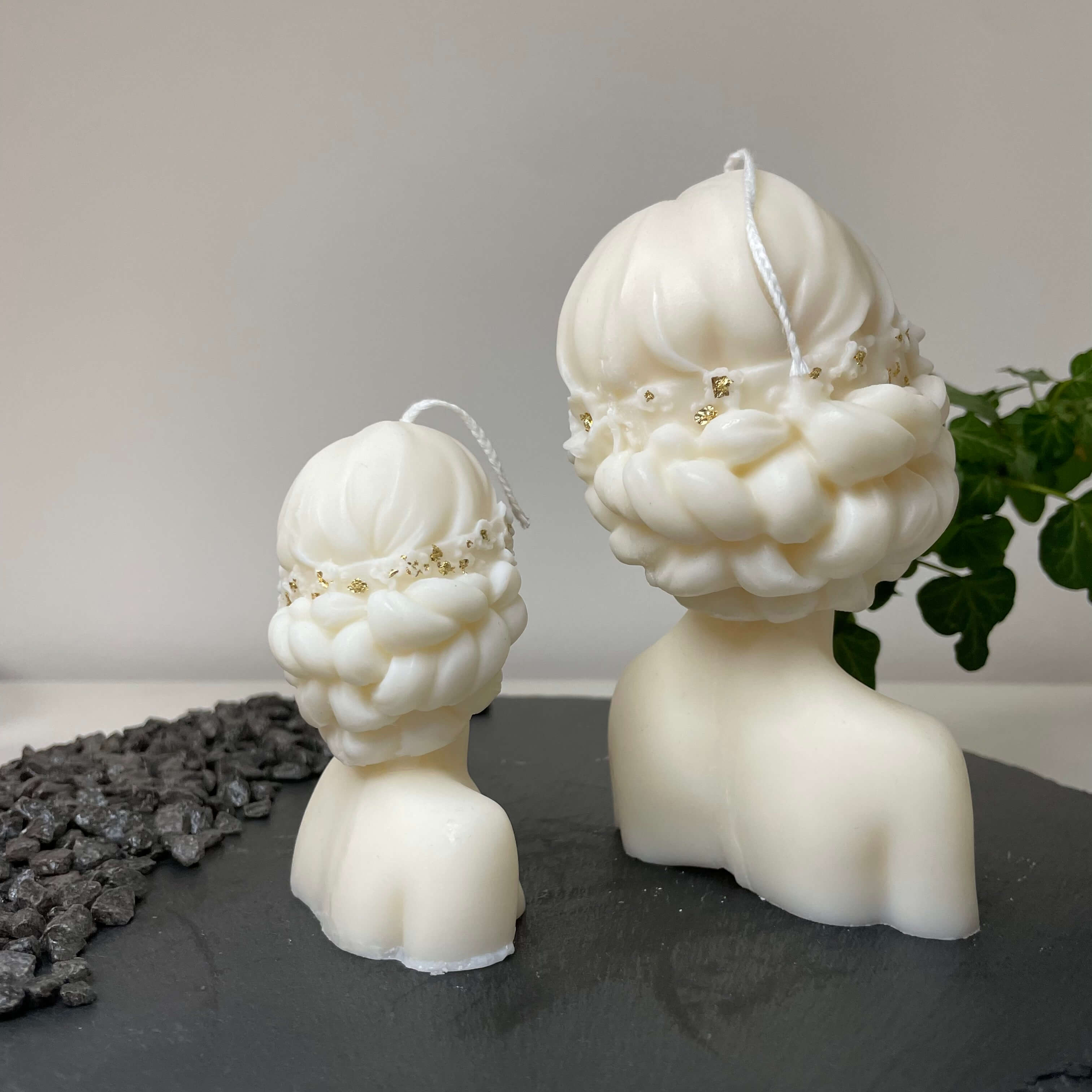 Dargestellt ist hier die Glamourous Lady Kerze in Groß. Mit ihrem Frau-Design ist sie perfekt als Geburtstagsgeschenk, Weihnachtsgeschenk, Ostergeschenk oder Hochzeitsgeschenk geeignet. Diese Duftkerze strahlt puren Luxus aus. In der Farbe weiß-gold.