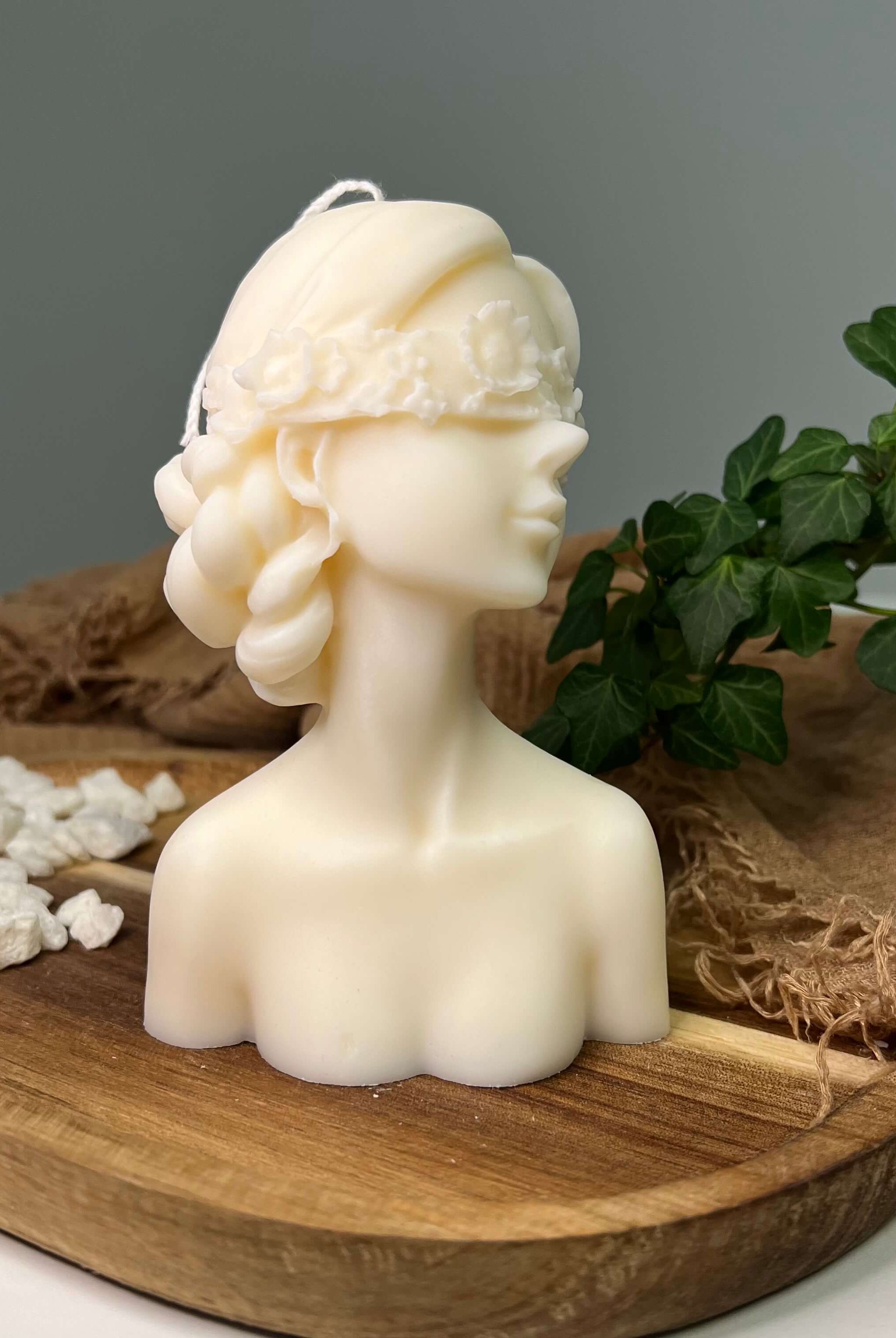 Die Glamourous Lady Duftkerze in Groß ist ideal als Weihnachtskerze, Osterkerze oder Verlobungskerze und Hochzeitskerze geeignet. Mit ihrem einzigartigen Design ist sie eine perfekte Deko. Handgemacht aus nachhaltigem Sojawachs in Deutschland.