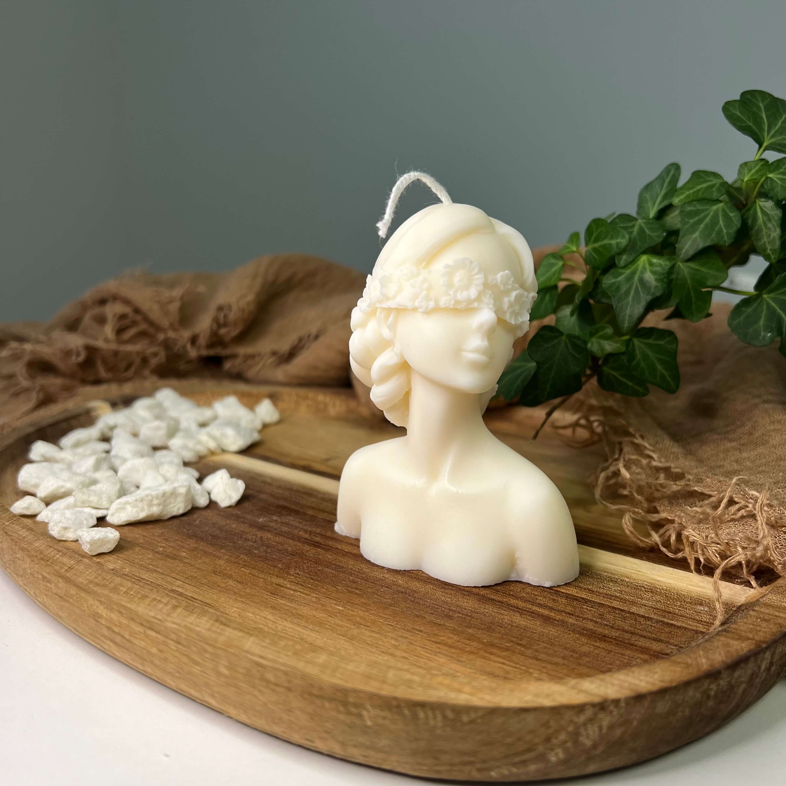 Hier sieht man unsere Glamourous Lady. Diese Frau Kerze ist perfekt als Dekoration geeignet mit ihrem eleganten und ästhetischen aussehen. Handgefertigt aus hochwertigem Sojawachs.