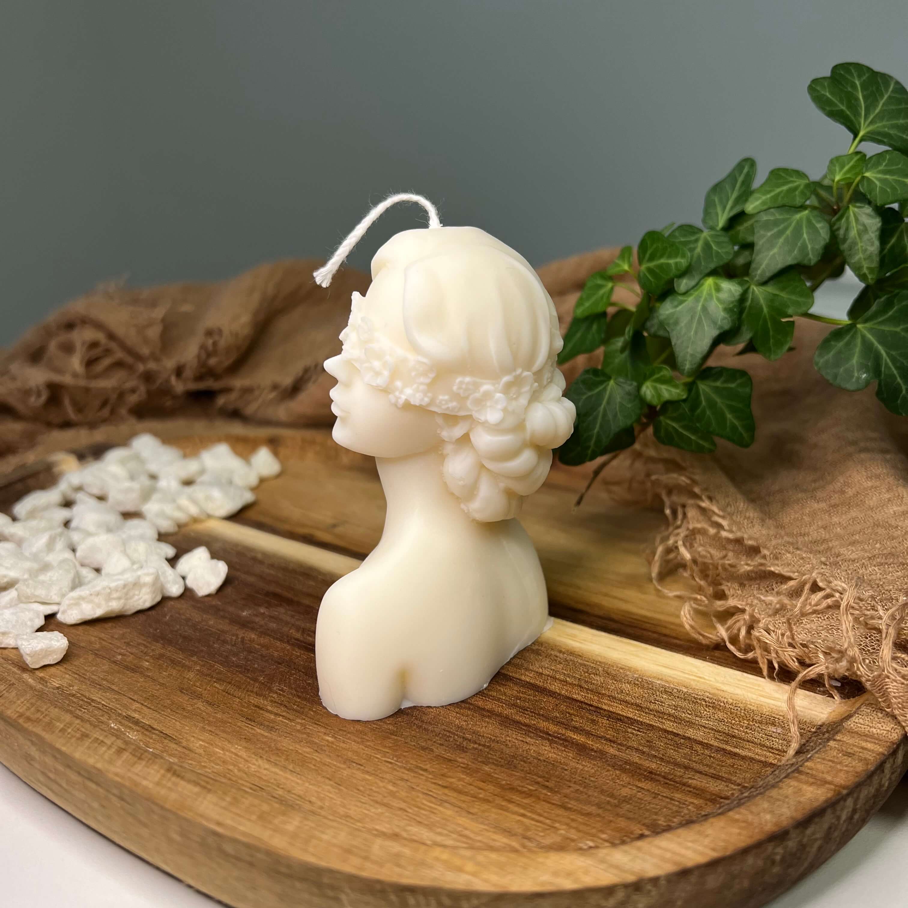 Die Glamourous Lady Kerze ist in verschiedenen Düften erhältlich. Die Düfte haben einen angenehmen und beruhigenden Geruch. Perfekt für entspannte und gemütliche Tage.