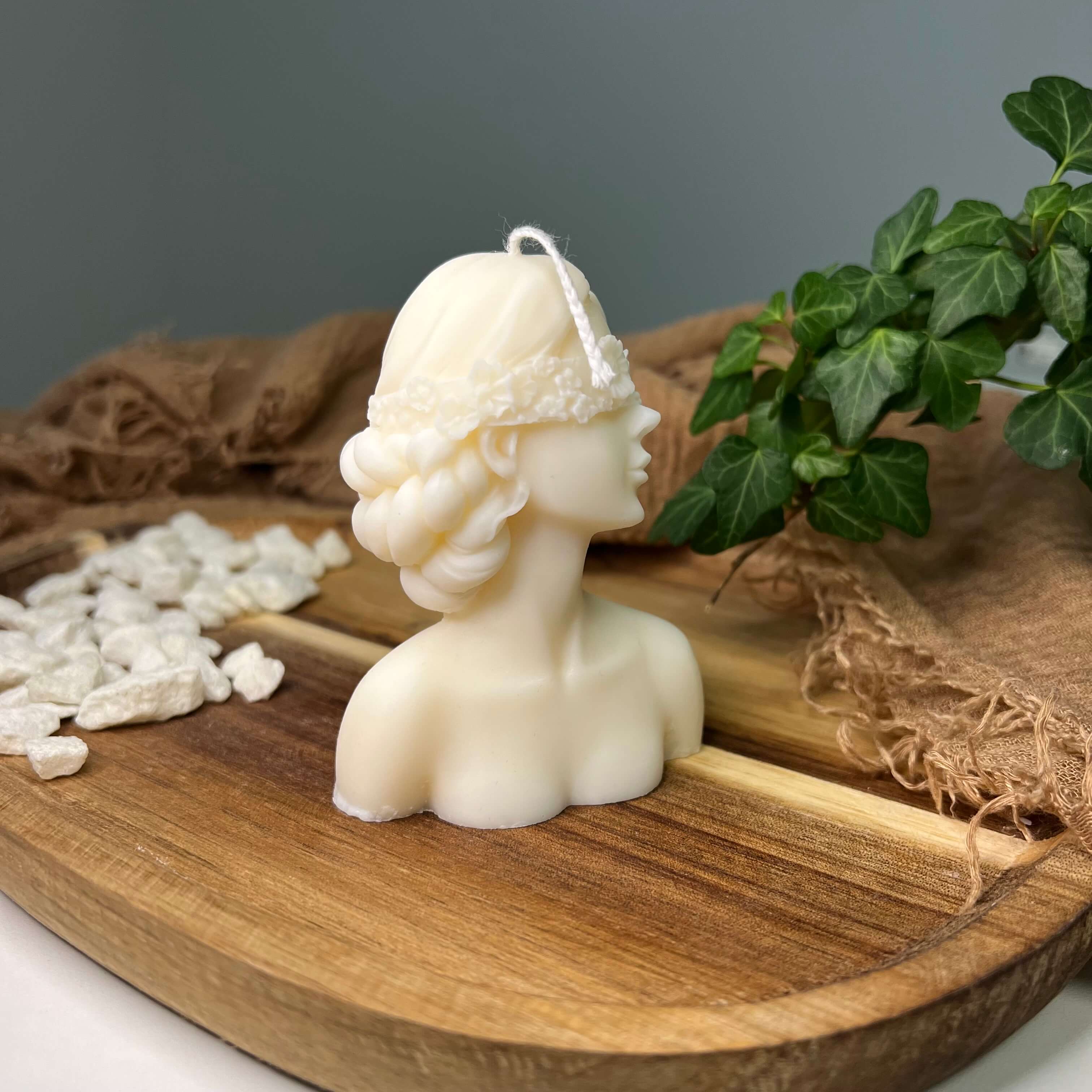 Die Glamourous Lady Duftkerze ist ideal als Weihnachtskerze, Osterkerze oder Verlobungskerze und Hochzeitskerze geeignet. Mit ihrem einzigartigen Design ist sie eine perfekte Deko. Handgemacht aus nachhaltigem Sojawachs in Deutschland.