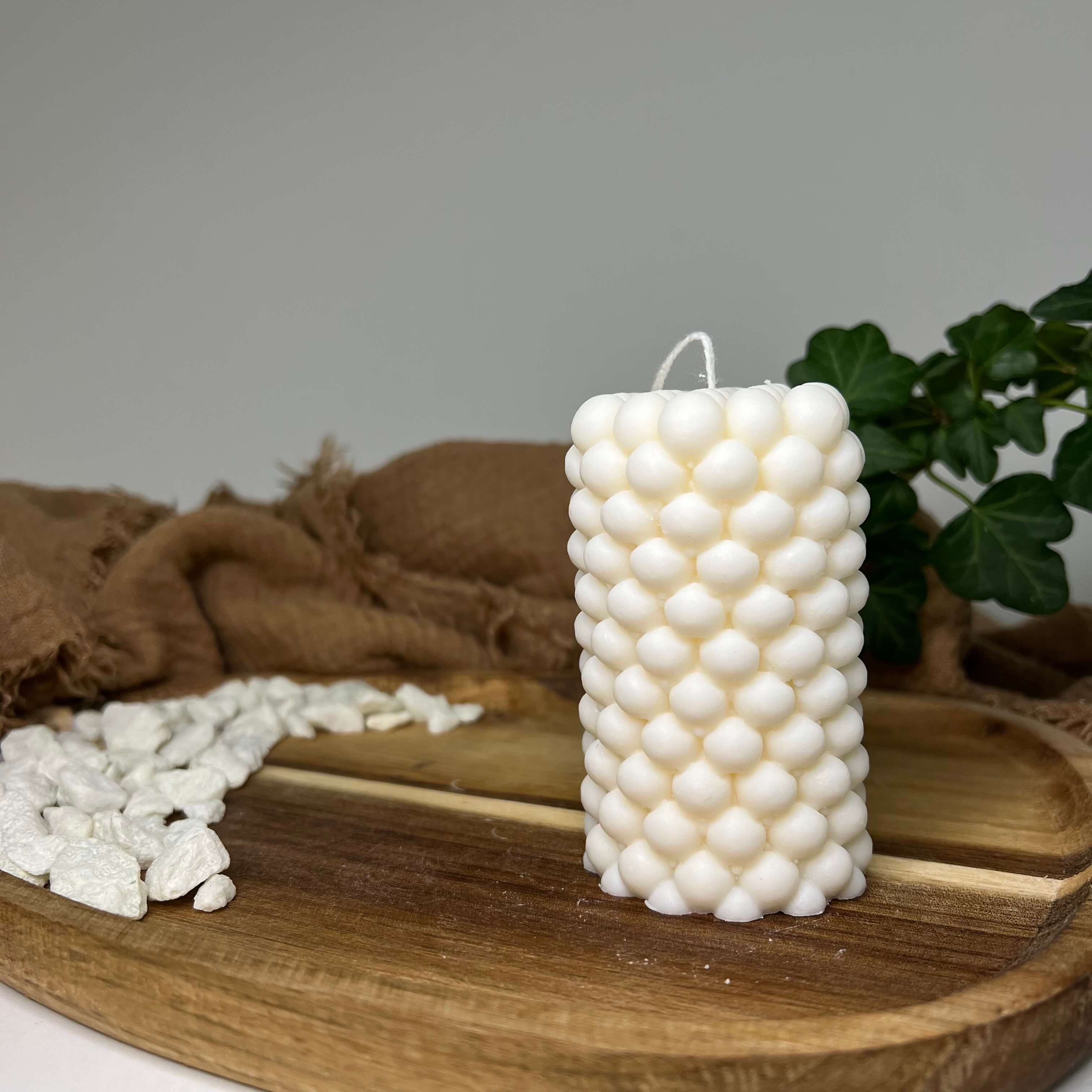 Hier sieht man unsere Gleaming Bubble Altitude Kerze. Diese Bubble Kerze ist die perfekte Dekoration für jedes Zuhause. Sie sieht Stilvoll und ästhetisch aus. Außerdem ist sie elegant und einzigartig. Handgefertigt aus hochwertigem Sojawachs.