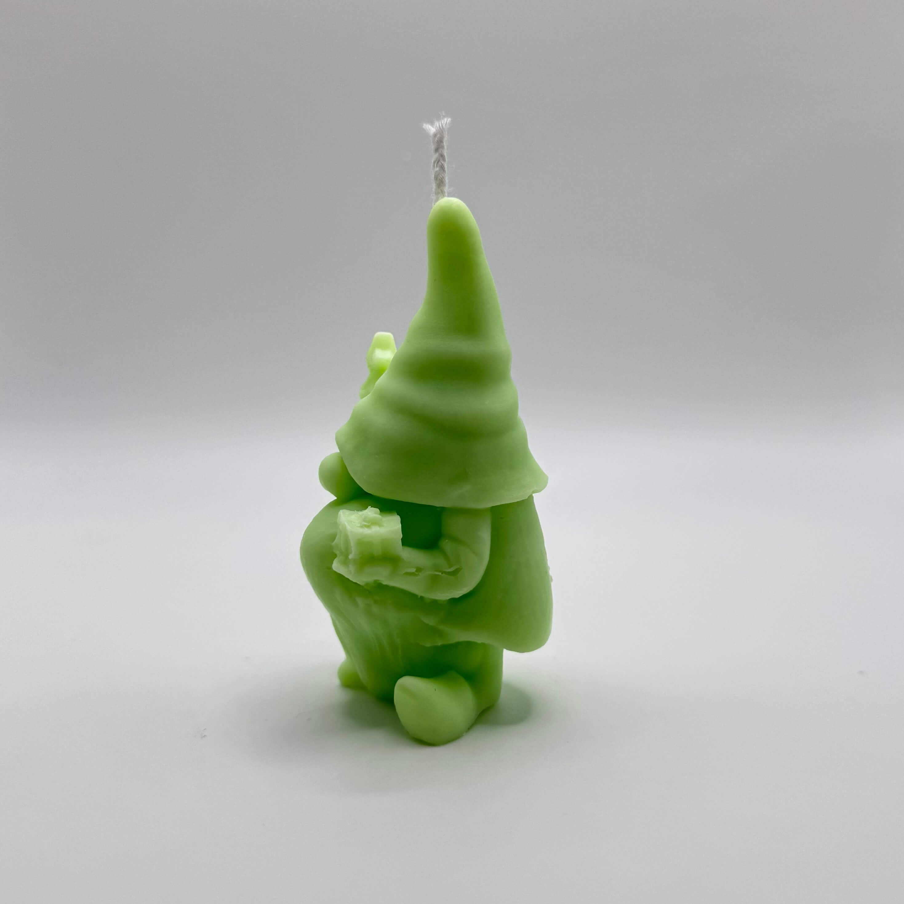 Zauberhafte grüne Wichtel-Kerze aus umweltfreundlichem Sojawachs. Bringt Märchenstimmung in jede Weihnachtsdeko.