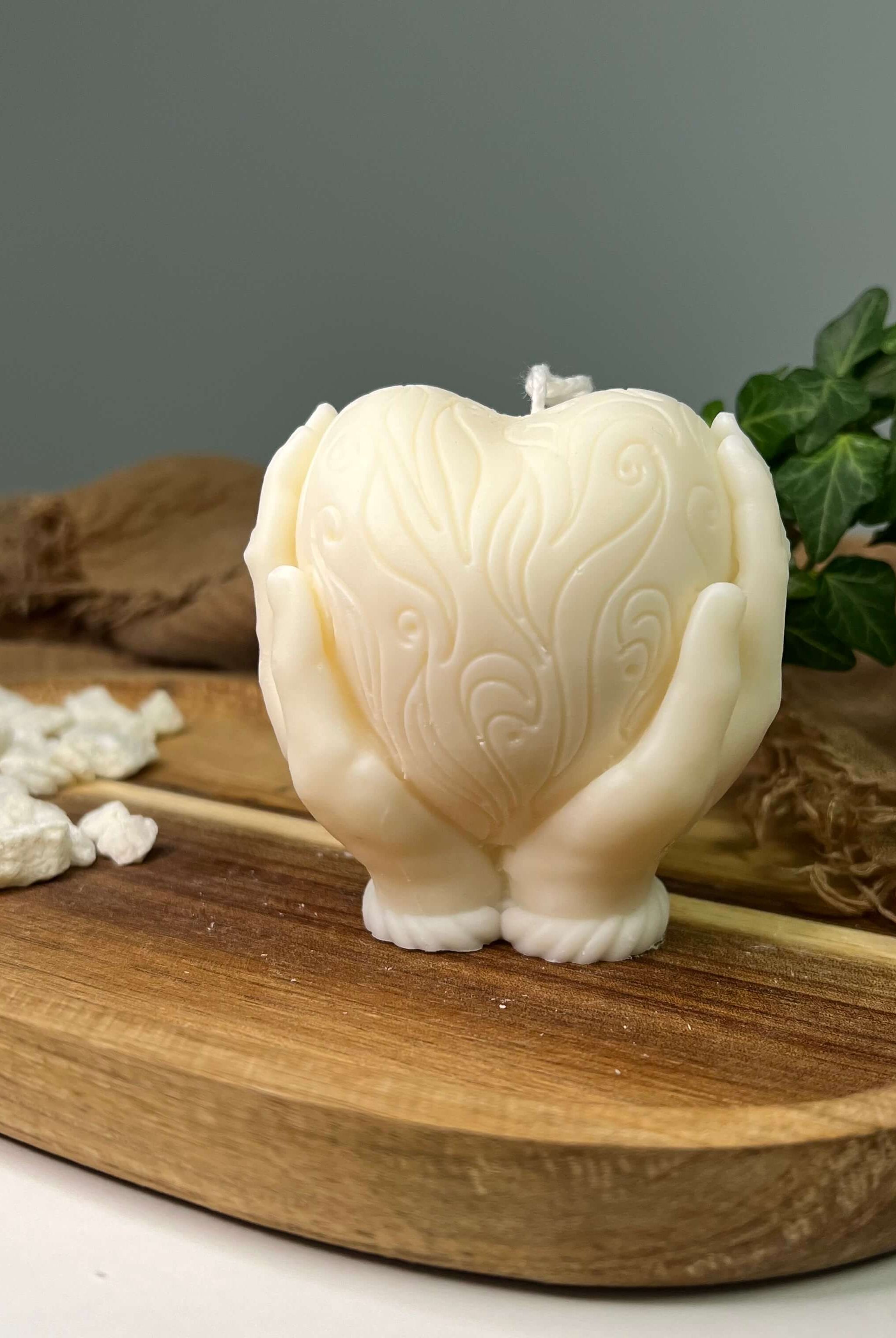 Hier sieht man unsere Handful of Love Kerze. Mit ihrem eleganten und ästhetischem Design ist sie die perfekte Dekoration. Einzigartig und stilvoll zugleich.