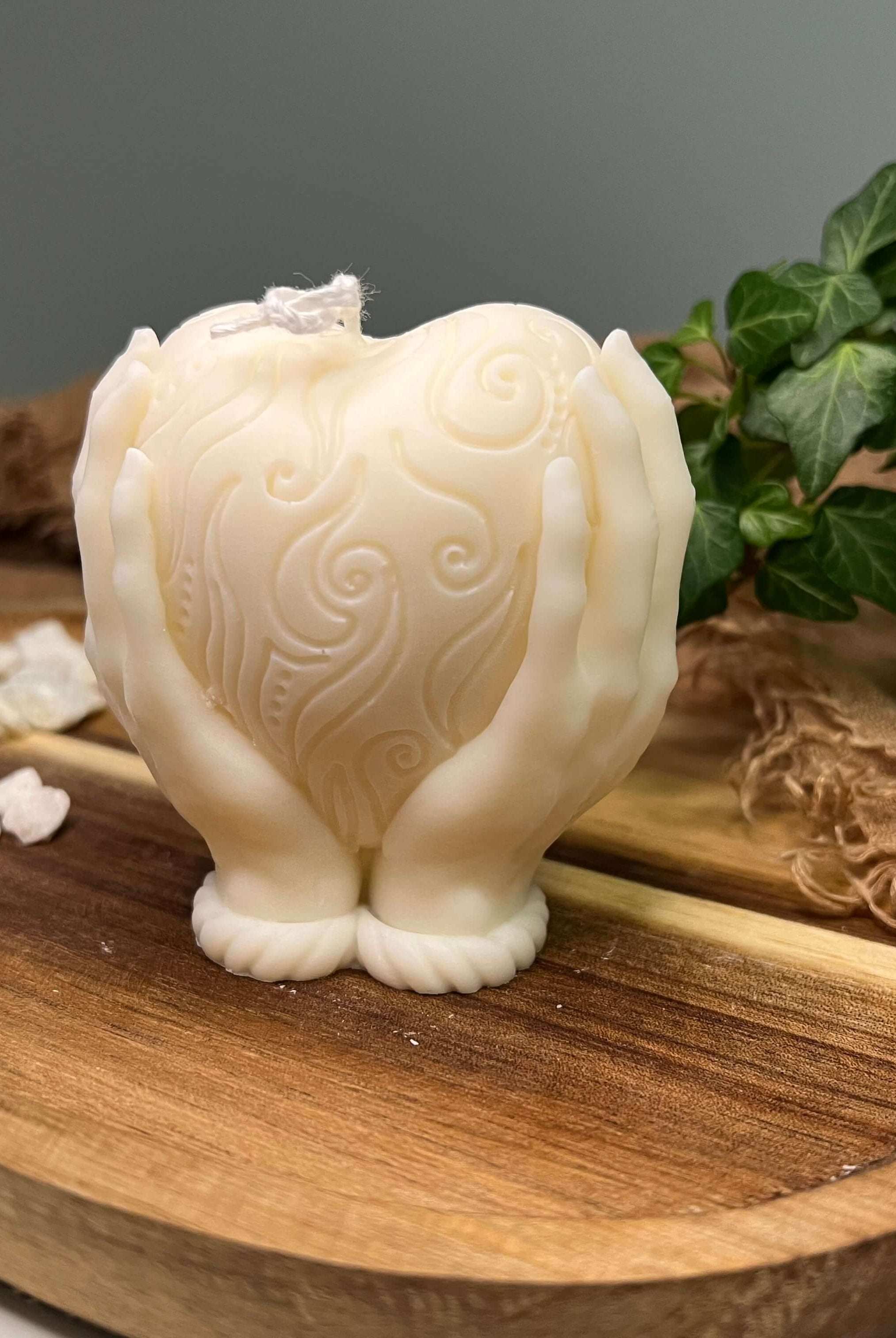 Die Handful of Love Kerze ist das perfekte Geschenk für Valentinstag. Auch ist sie geeignet als Verlobungsgeschenk oder Hochzeitsgeschenk. Handgefertigt aus Sojawachs.