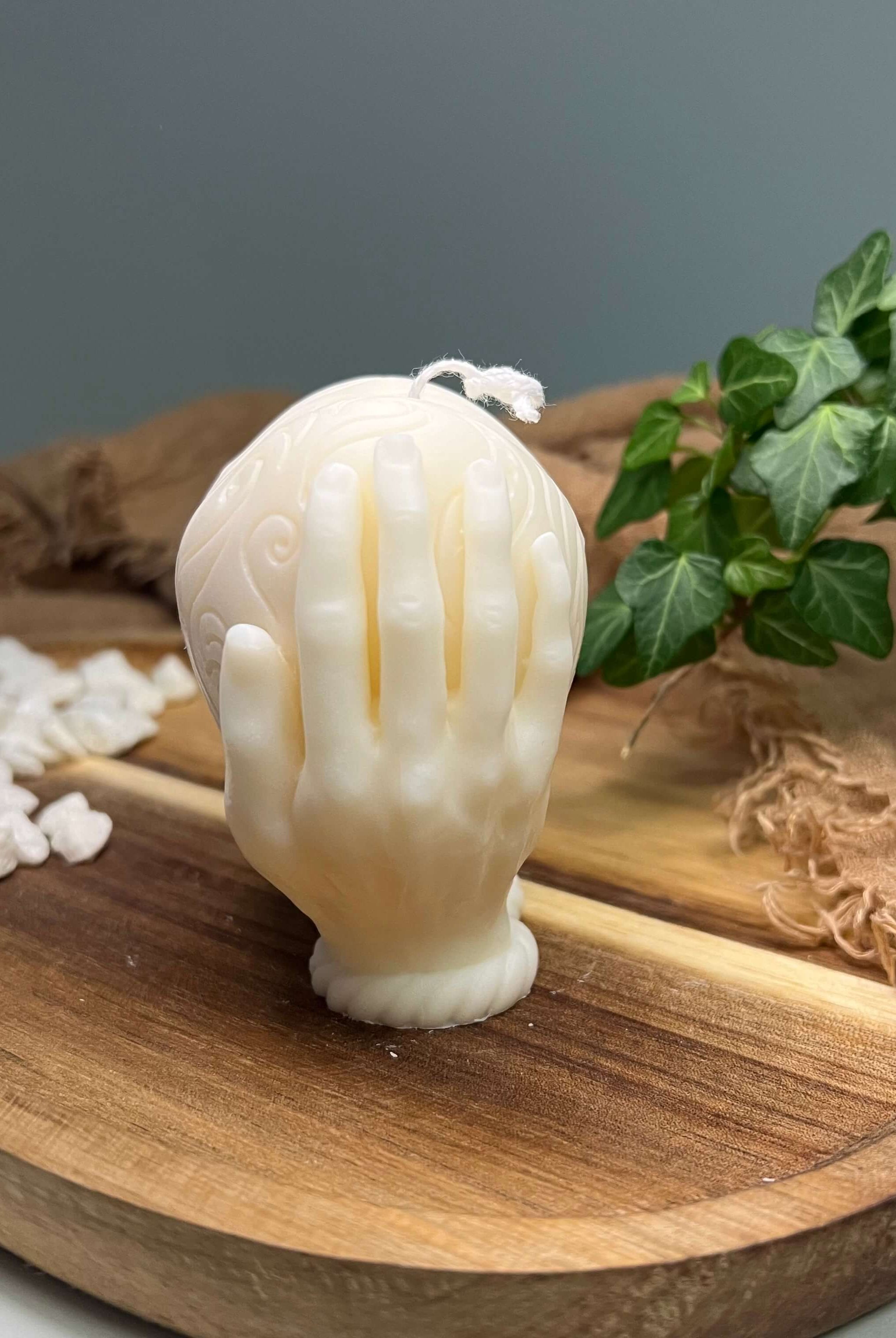 Unsere Handful of Love Duftkerze. Sie ist in verschiedenen Düften erhältlich. Die Düfte haben einen angenehmen Geruch und entspannen. Perfekt für gemütliche Tage.