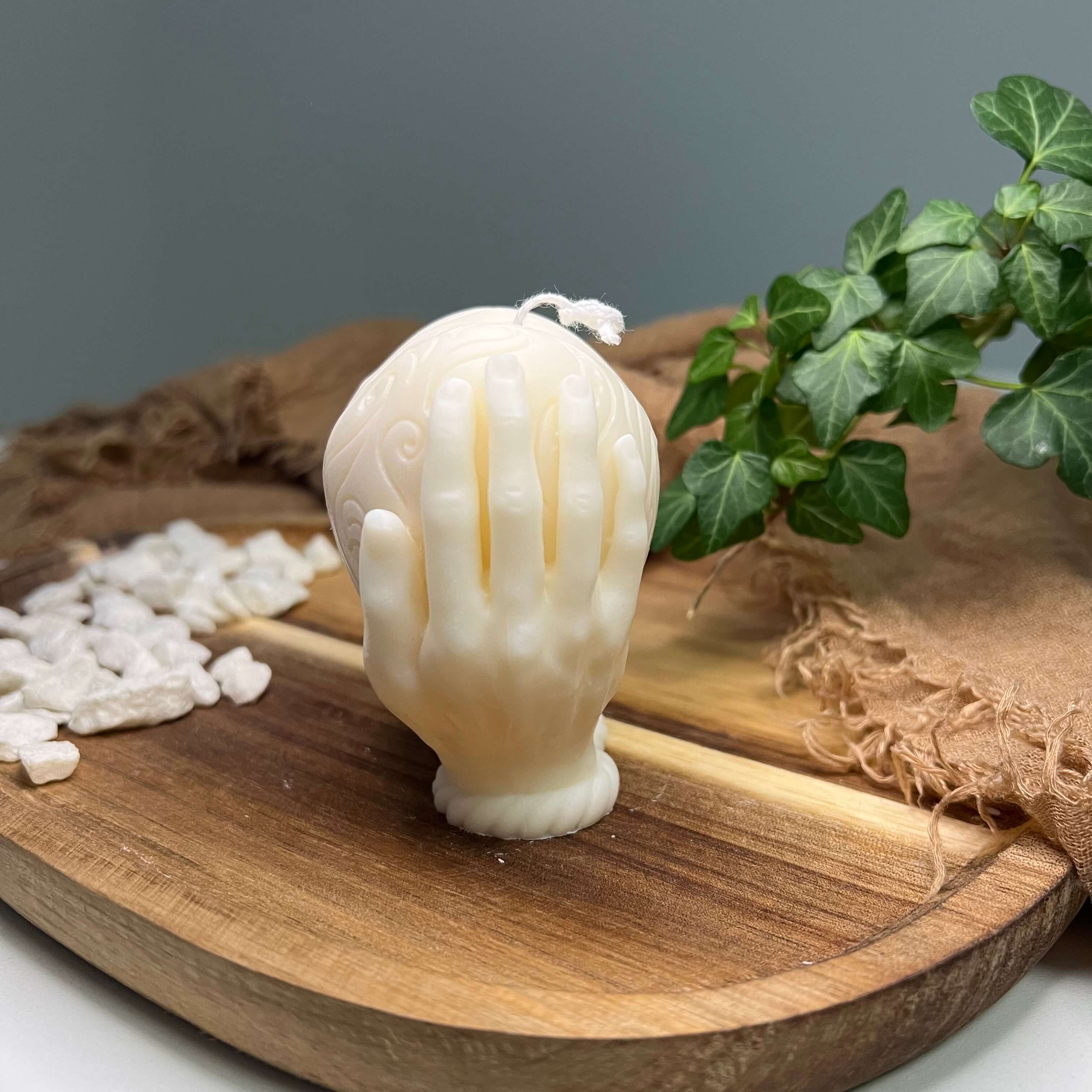 Unsere Handful of Love Duftkerze. Sie ist in verschiedenen Düften erhältlich. Die Düfte haben einen angenehmen Geruch und entspannen. Perfekt für gemütliche Tage.