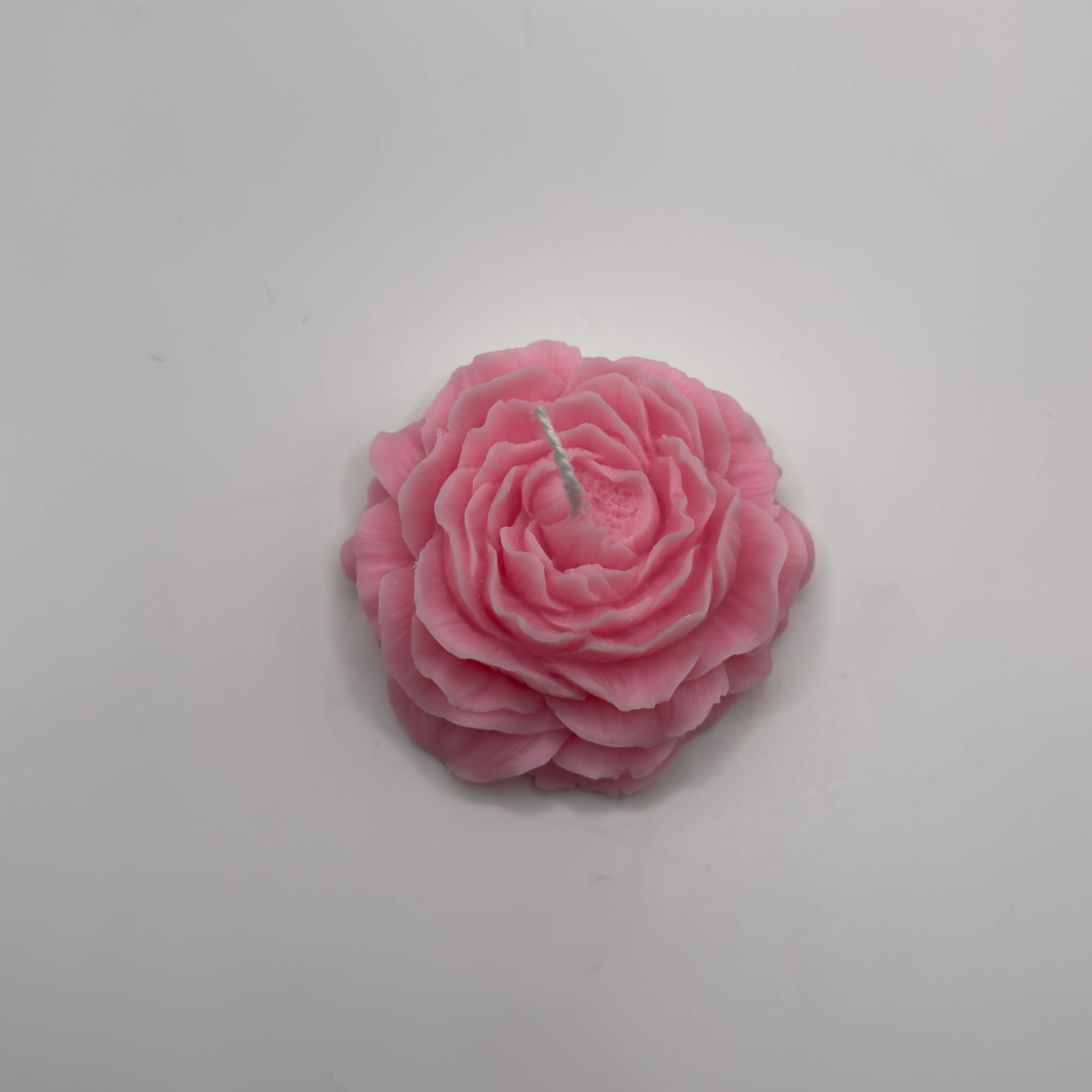 Die handgefertigte “Rosé Petal Elegance”-Kerze aus 100% natürlichem Sojawachs besticht durch ihr einzigartiges Rosenblüten-Design. Vegan, umweltfreundlich und frei von schädlichen Zusatzstoffen, bietet sie sanftes Licht und entspannende Momente – ideal für eine stilvolle Dekoration oder ein besonderes Geschenk.