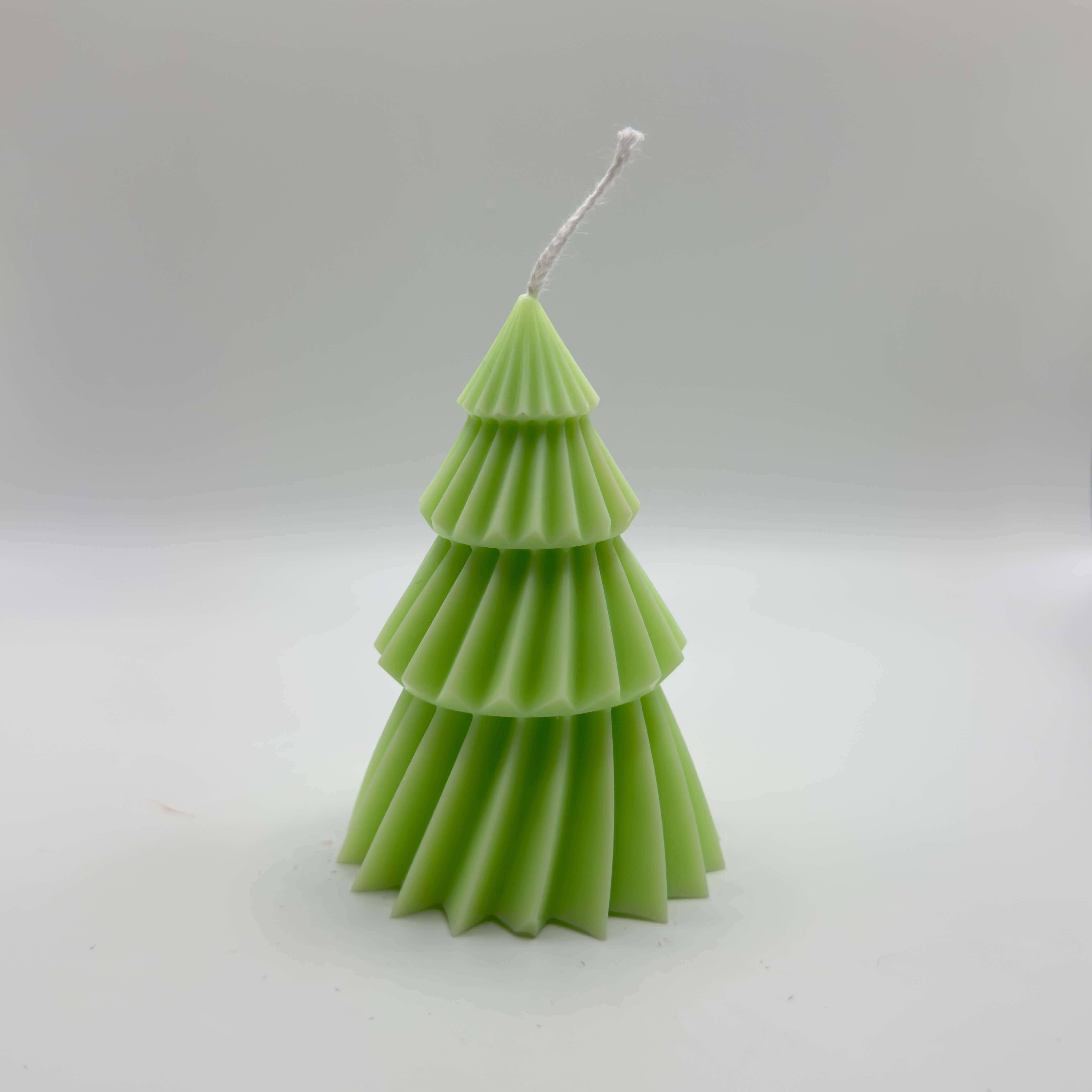 Die elegante “Nordic Pine”-Kerze wird aus reinem Sojawachs gefertigt und ist eine vegane, nachhaltige Hommage an die nordische Winterlandschaft. Mit ihrem klaren Design und entspannendem Licht ist sie ideal für eine stilvolle Wohnraumgestaltung oder als originelles Geschenk.