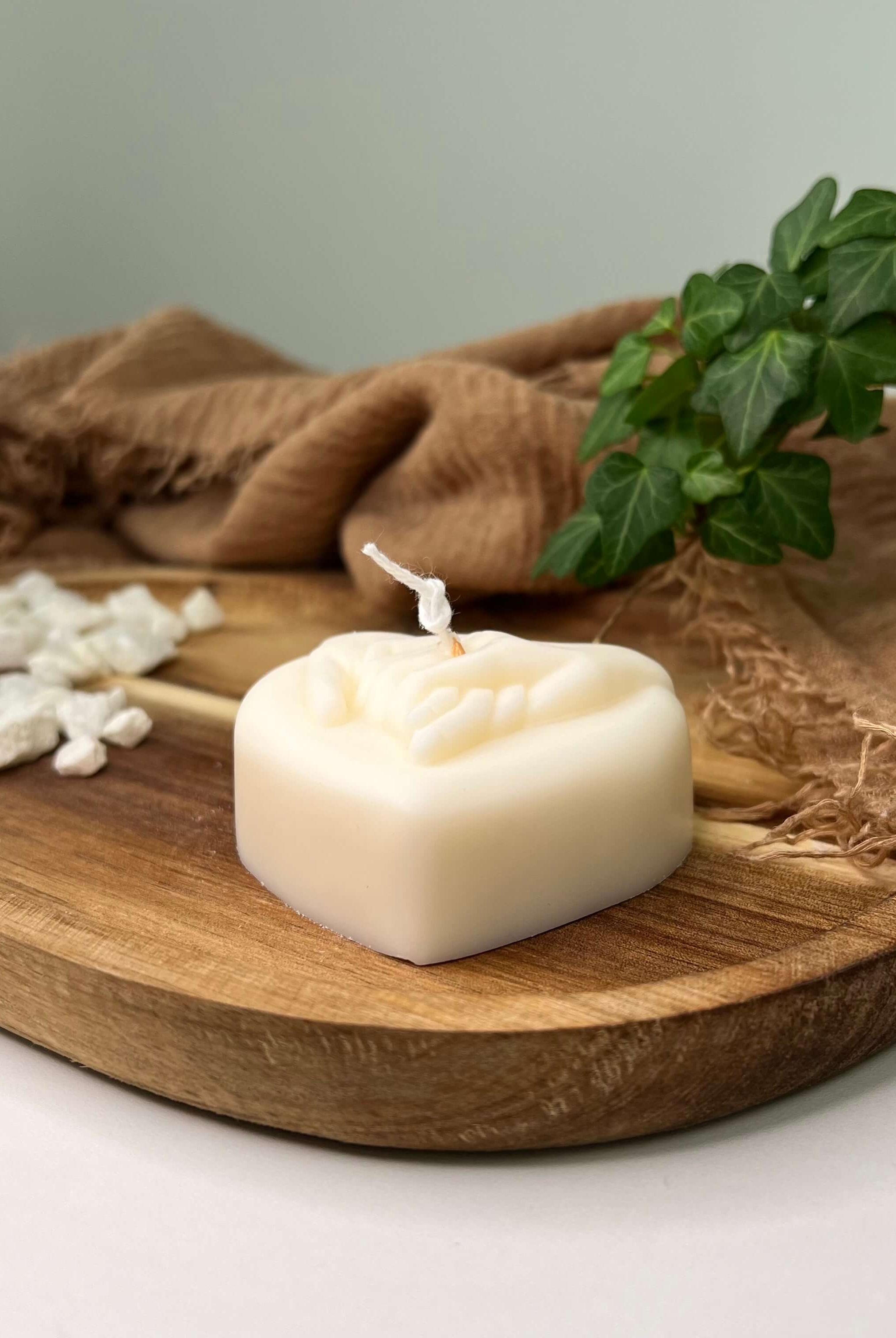 Hier sieht man unsere Hands of Love Kerze. Sie ist perfekt als Dekoration geeignet. Ihr Herz Design ist elegant und stilvoll. Das Aussehen dieser Kerze ist einzigartig.