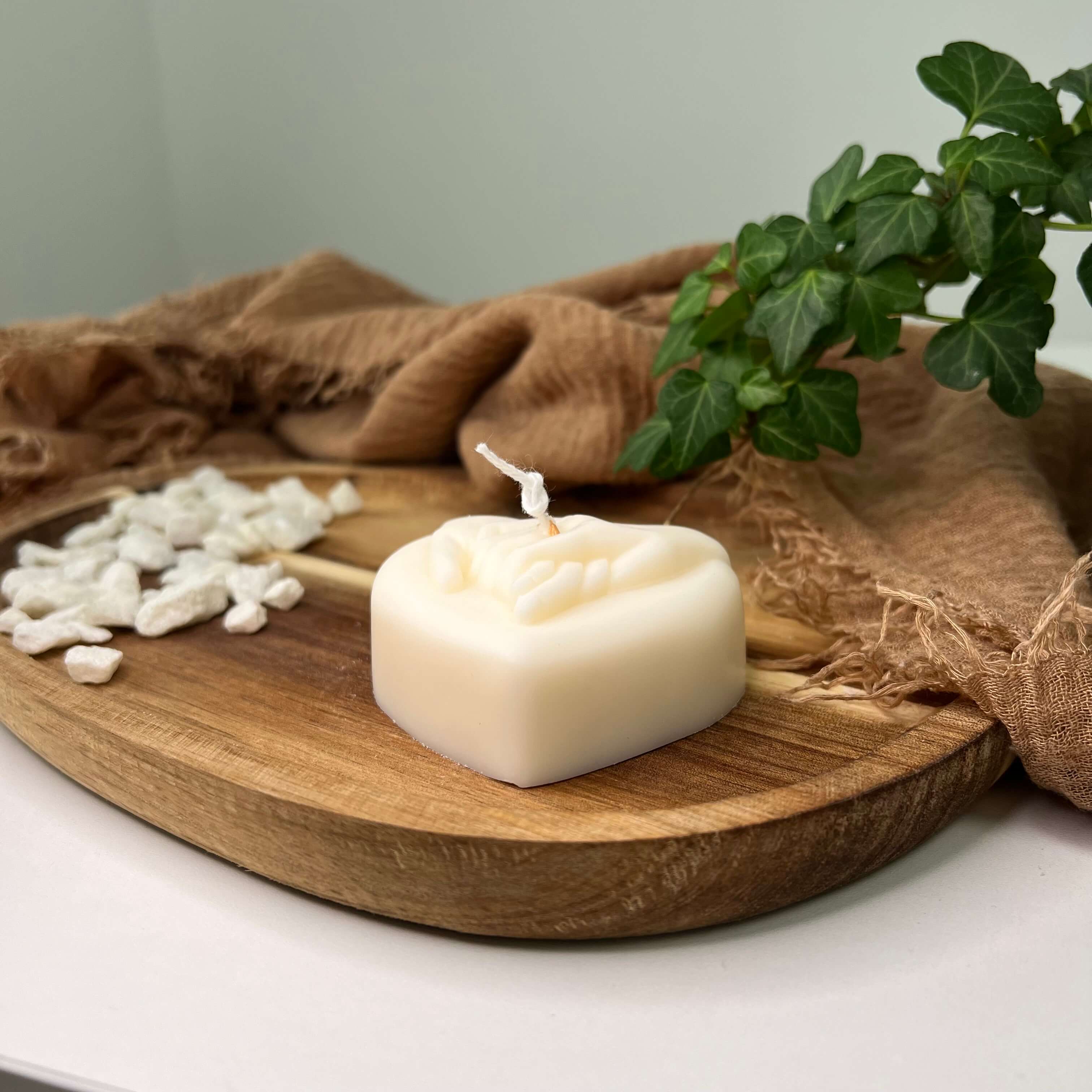 Hier sieht man unsere Hands of Love Kerze. Sie ist perfekt als Dekoration geeignet. Ihr Herz Design ist elegant und stilvoll. Das Aussehen dieser Kerze ist einzigartig.