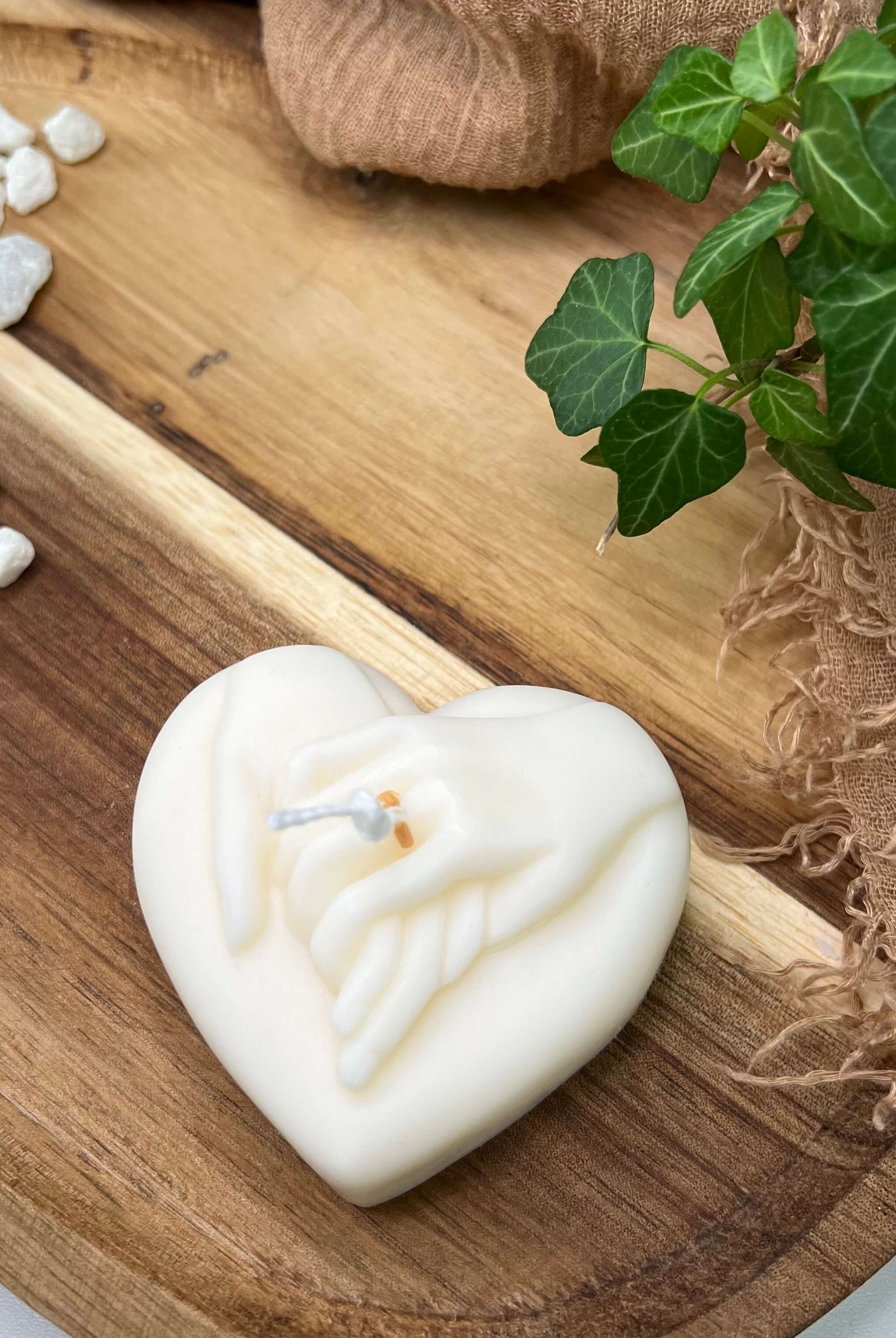 Hands of Love Kerze. Sie ist die perfekte Osterkerze und Weihnachtskerze. Auch ideal als Verlobungskerze und Hochzeitskerze.