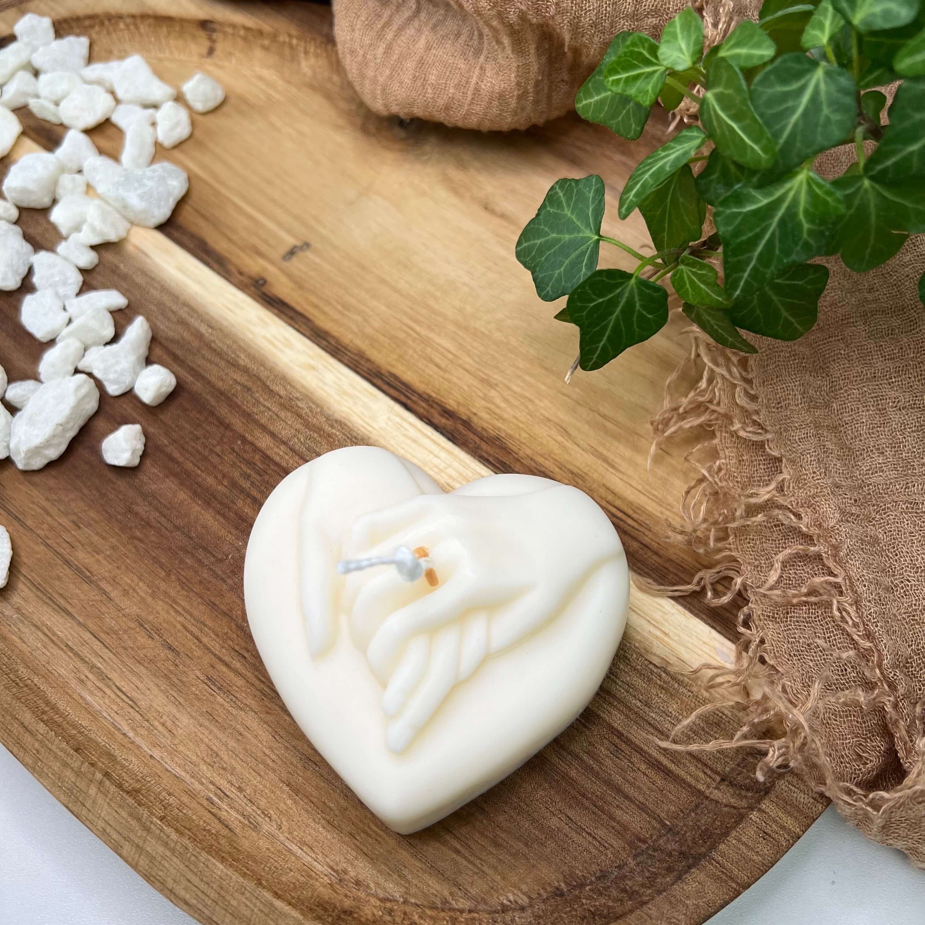 Hands of Love Kerze. Sie ist die perfekte Osterkerze und Weihnachtskerze. Auch ideal als Verlobungskerze und Hochzeitskerze.