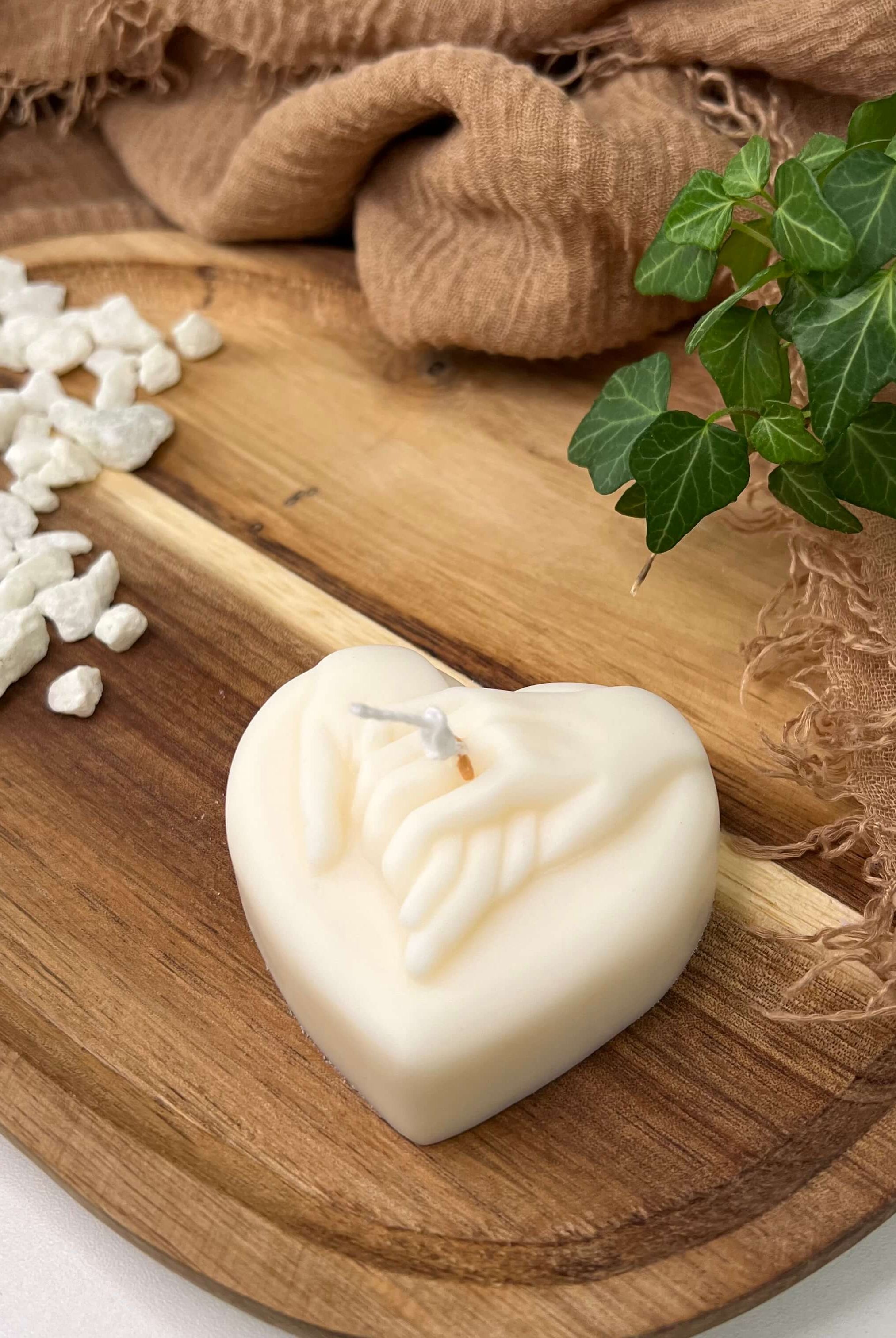 Die Hands of Love Kerze aus nachhaltigem Sojawachs. Diese Kerze in einem Herz Design ist in verschiedenen Düften erhältlich. Die Düfte riechen angenehm, entspannend und gut. Perfekt für gemütliche Tage.