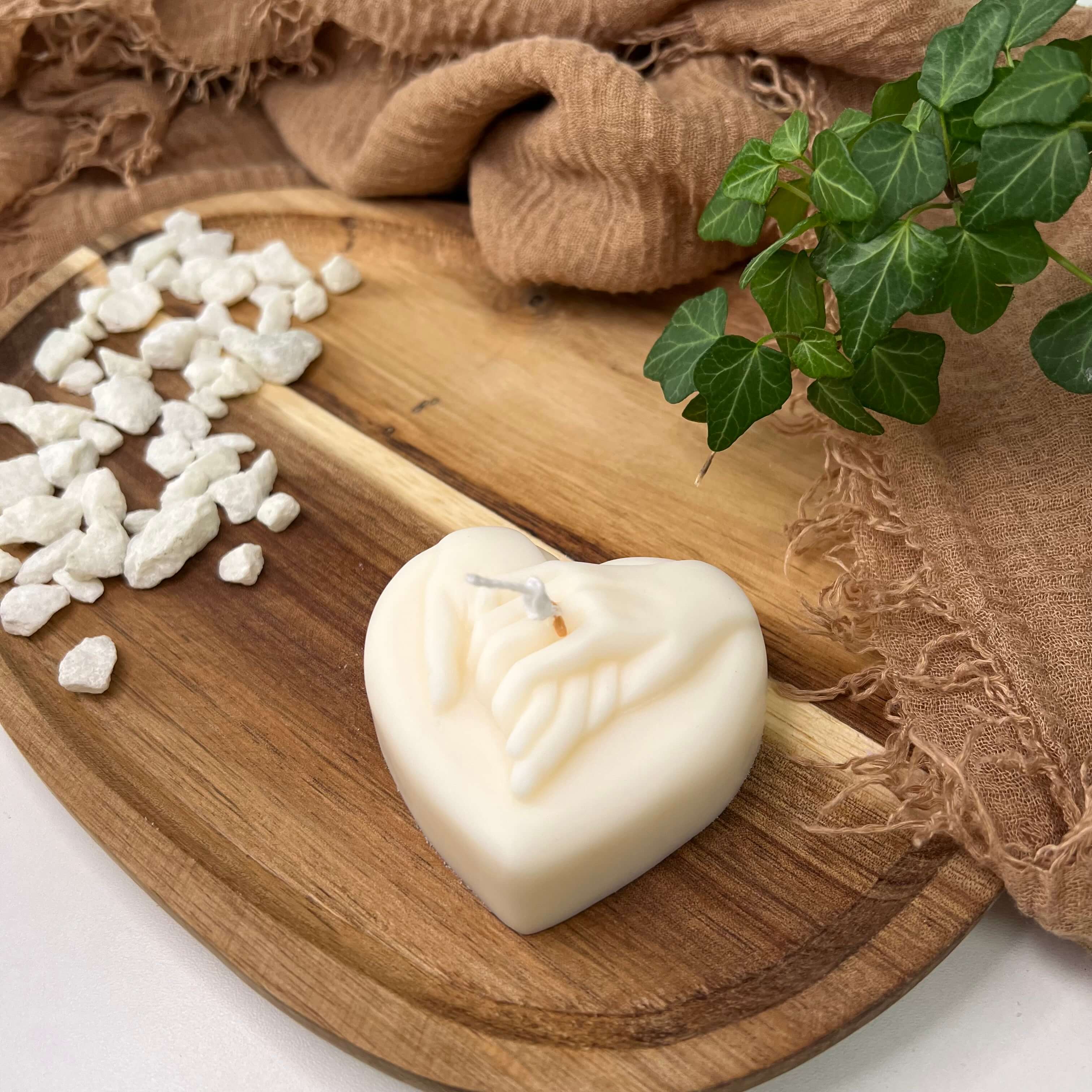 Die Hands of Love Kerze aus nachhaltigem Sojawachs. Diese Kerze in einem Herz Design ist in verschiedenen Düften erhältlich. Die Düfte riechen angenehm, entspannend und gut. Perfekt für gemütliche Tage.