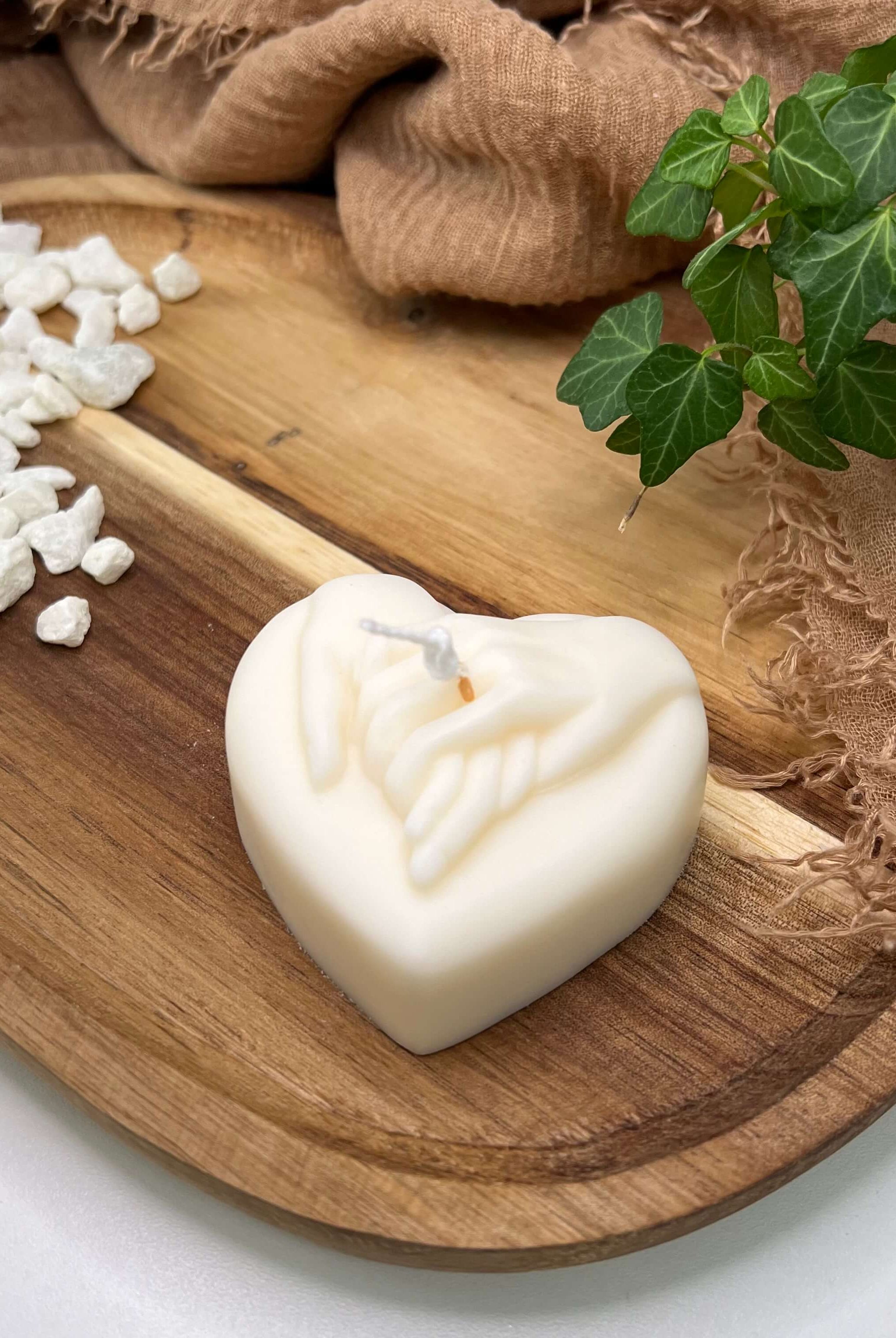 Unsere Hands of Love Kerze ist ideal als Hochzeitsgeschenk oder Verlobungsgeschenk geeignet. Das Herzdesign mit zwei Händen drauf macht sie zum perfekten Gastgeschenk. Zudem ist sie handgemacht aus hochwertigem Sojawachs.