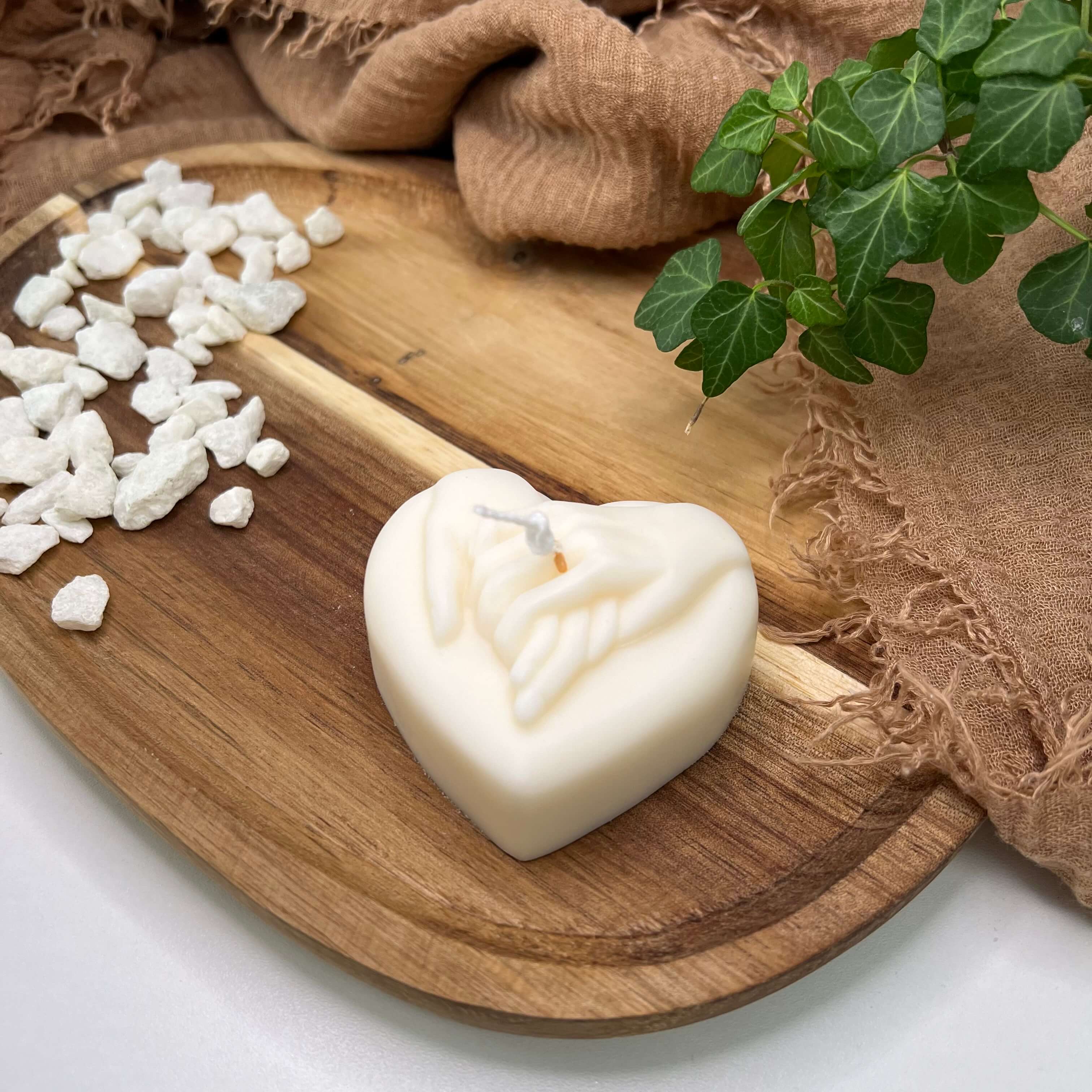 Unsere Hands of Love Kerze ist ideal als Hochzeitsgeschenk oder Verlobungsgeschenk geeignet. Das Herzdesign mit zwei Händen drauf macht sie zum perfekten Gastgeschenk. Zudem ist sie handgemacht aus hochwertigem Sojawachs.