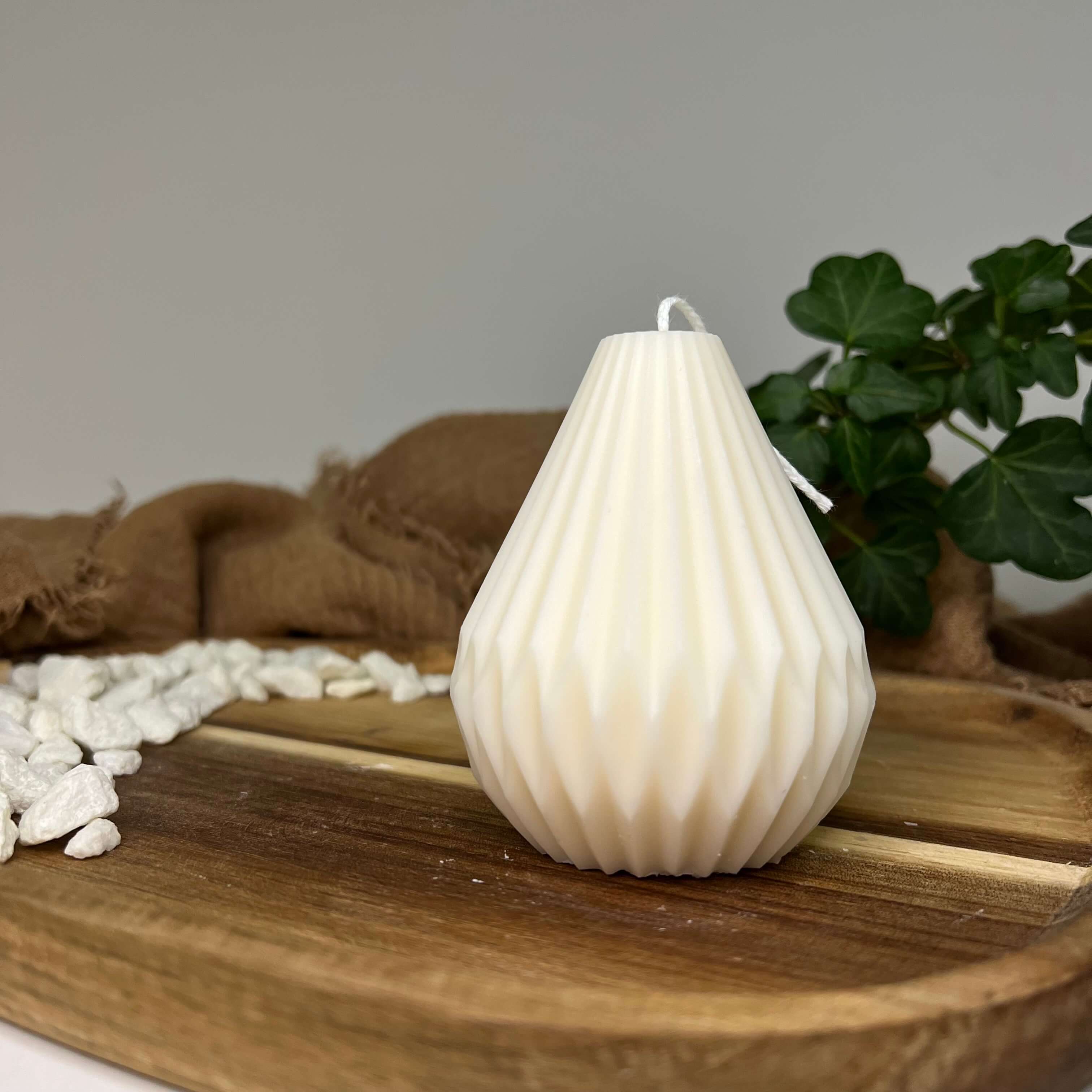 Hier sieht man unsere Harmonic Riffle Glow Kerze. Dank ihrem Riffle Design ist sie perfekt als Dekoration geeignet. Sie sieht elegant und ästhetisch aus.