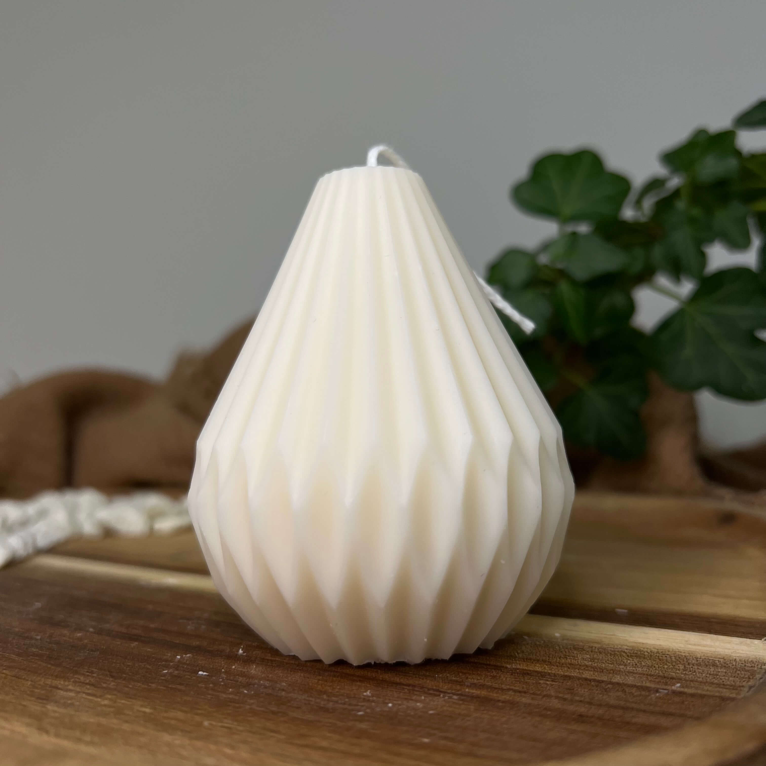 Unsere Harmonic Riffle Glow Duftkerze. Diese Riffle Kerze ist in verschiedenen Düften erhältlich. Die Düfte haben einen angenehmen und beruhigenden Geruch. Perfekt für entspannte und gemütliche Tage.